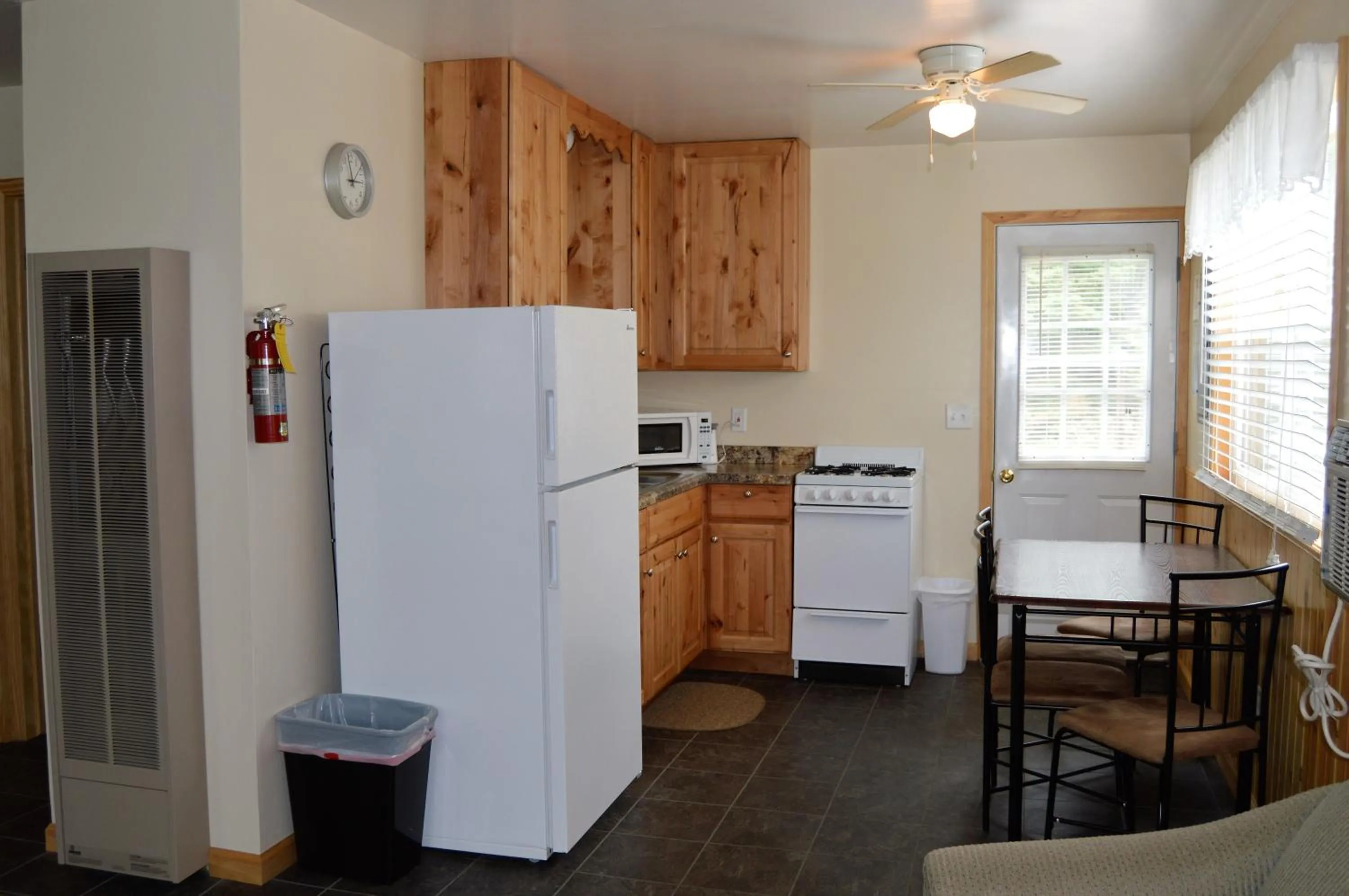 Kitchen or kitchenette in Baileys Sunset Cottages
