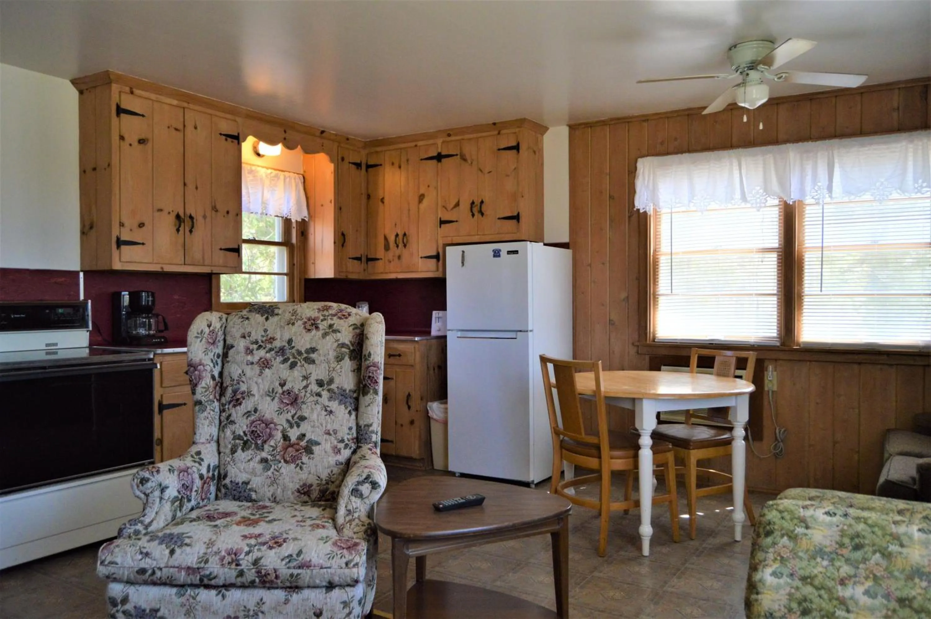 Kitchen or kitchenette in Baileys Sunset Cottages