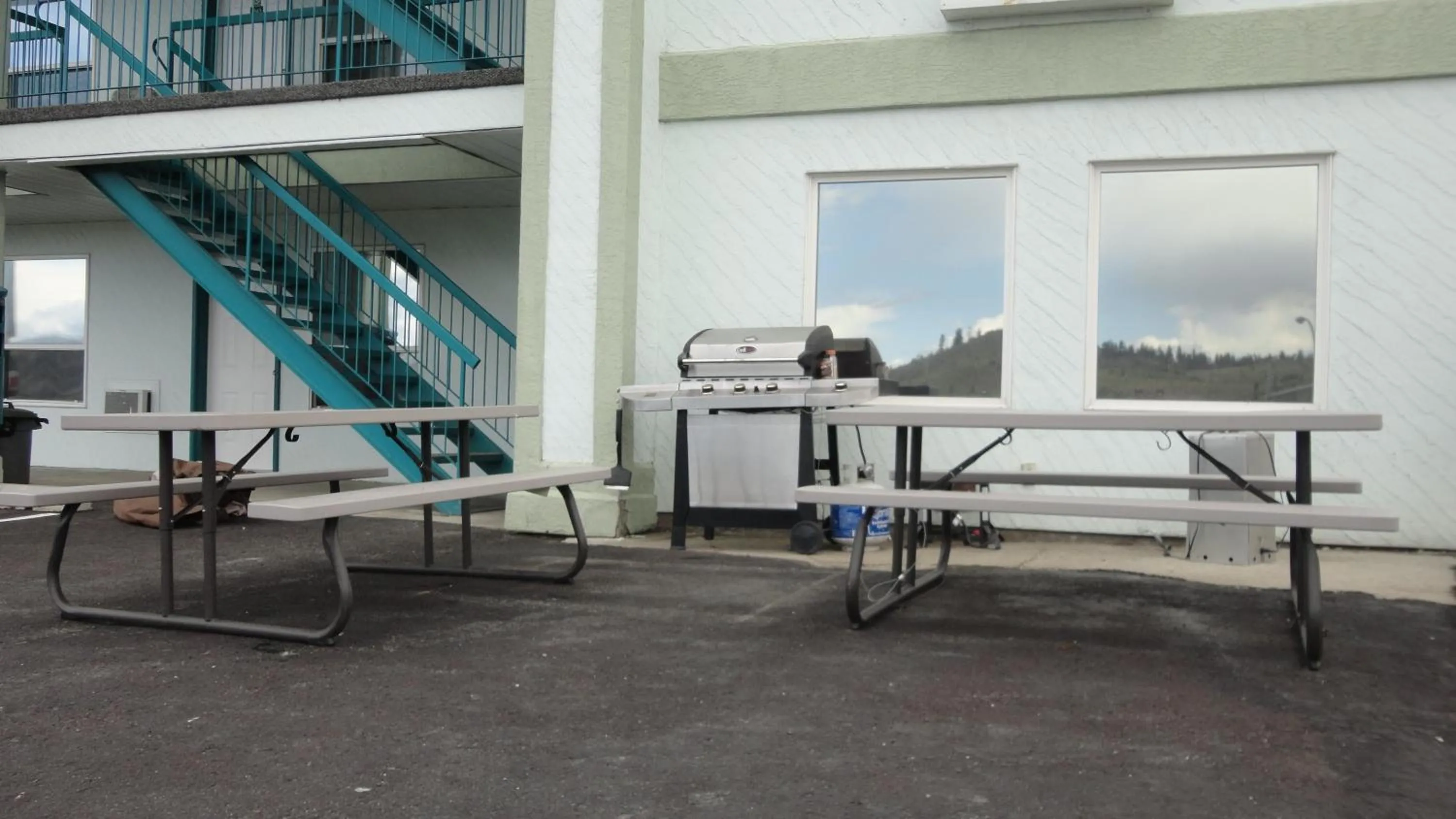BBQ facilities in Alpine Motel