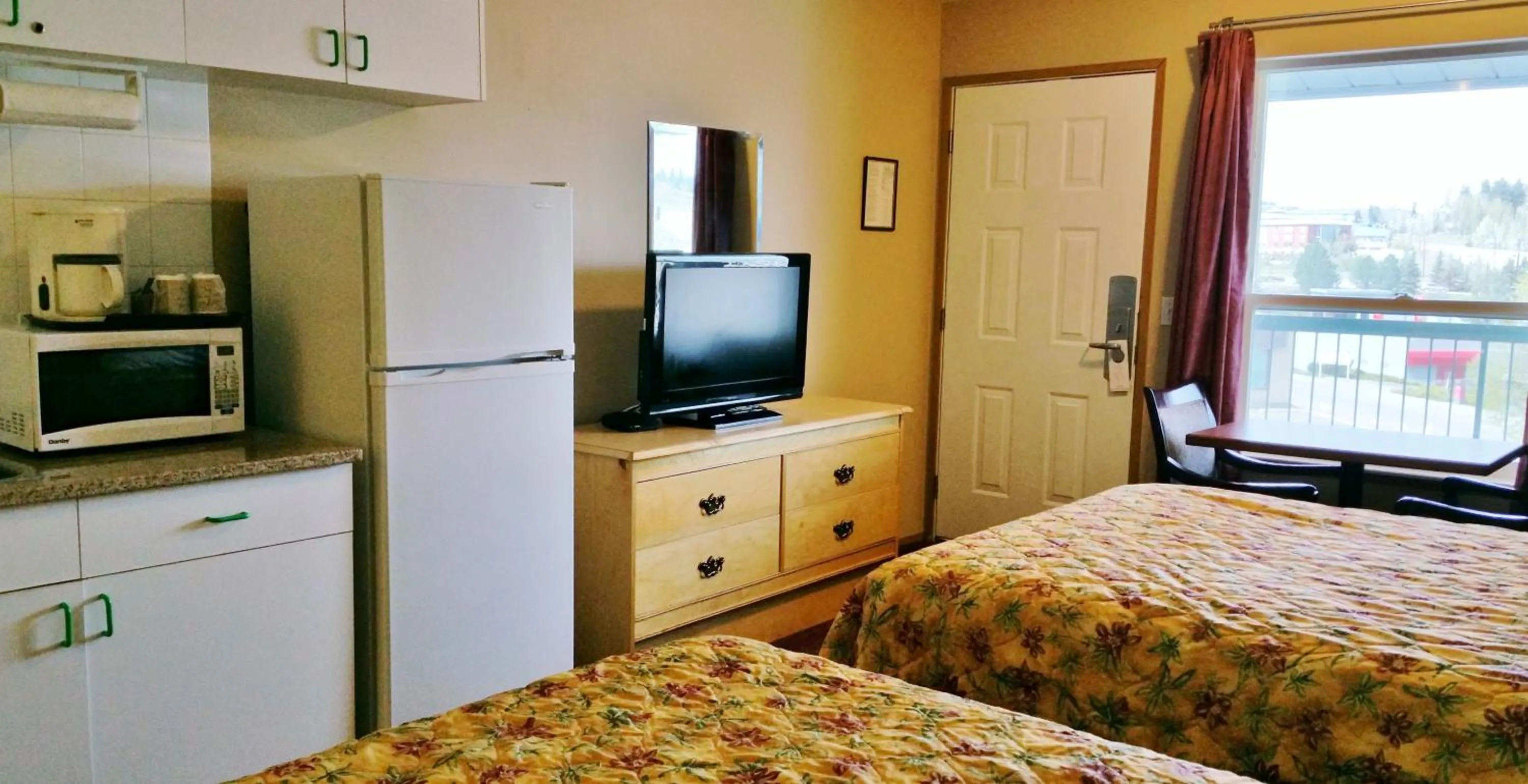 Photo of the whole room, Bed in Alpine Motel