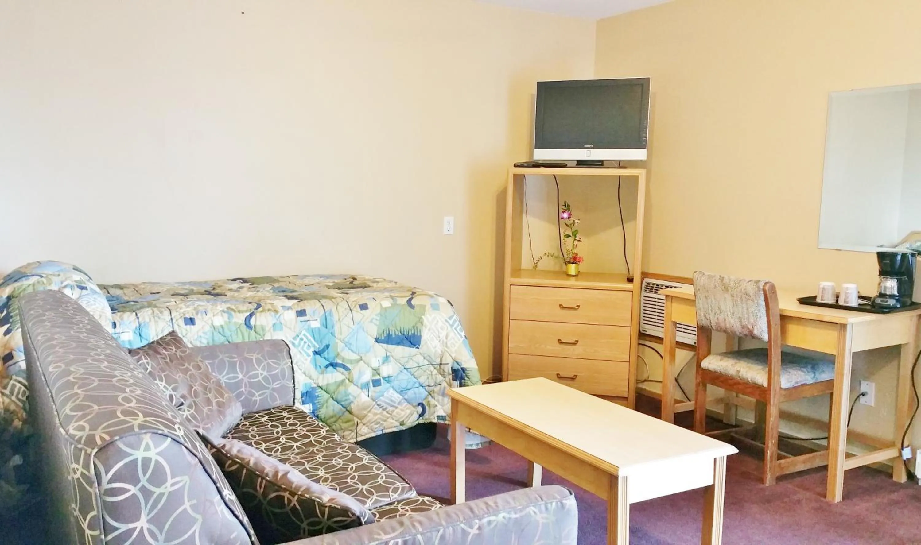 Photo of the whole room in Alpine Motel