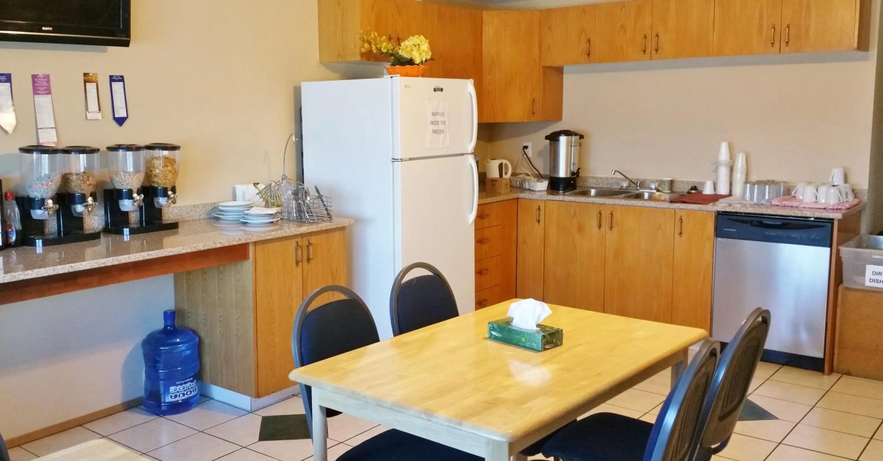 Kitchen or kitchenette in Alpine Motel