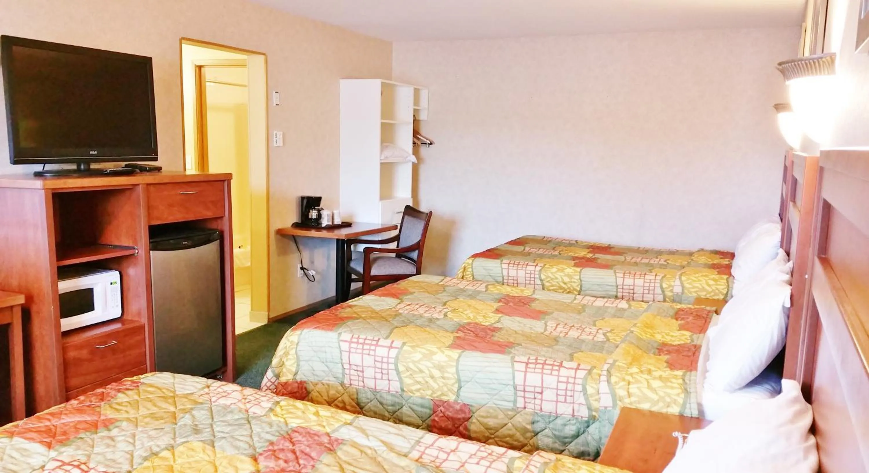 Photo of the whole room, Bed in Alpine Motel