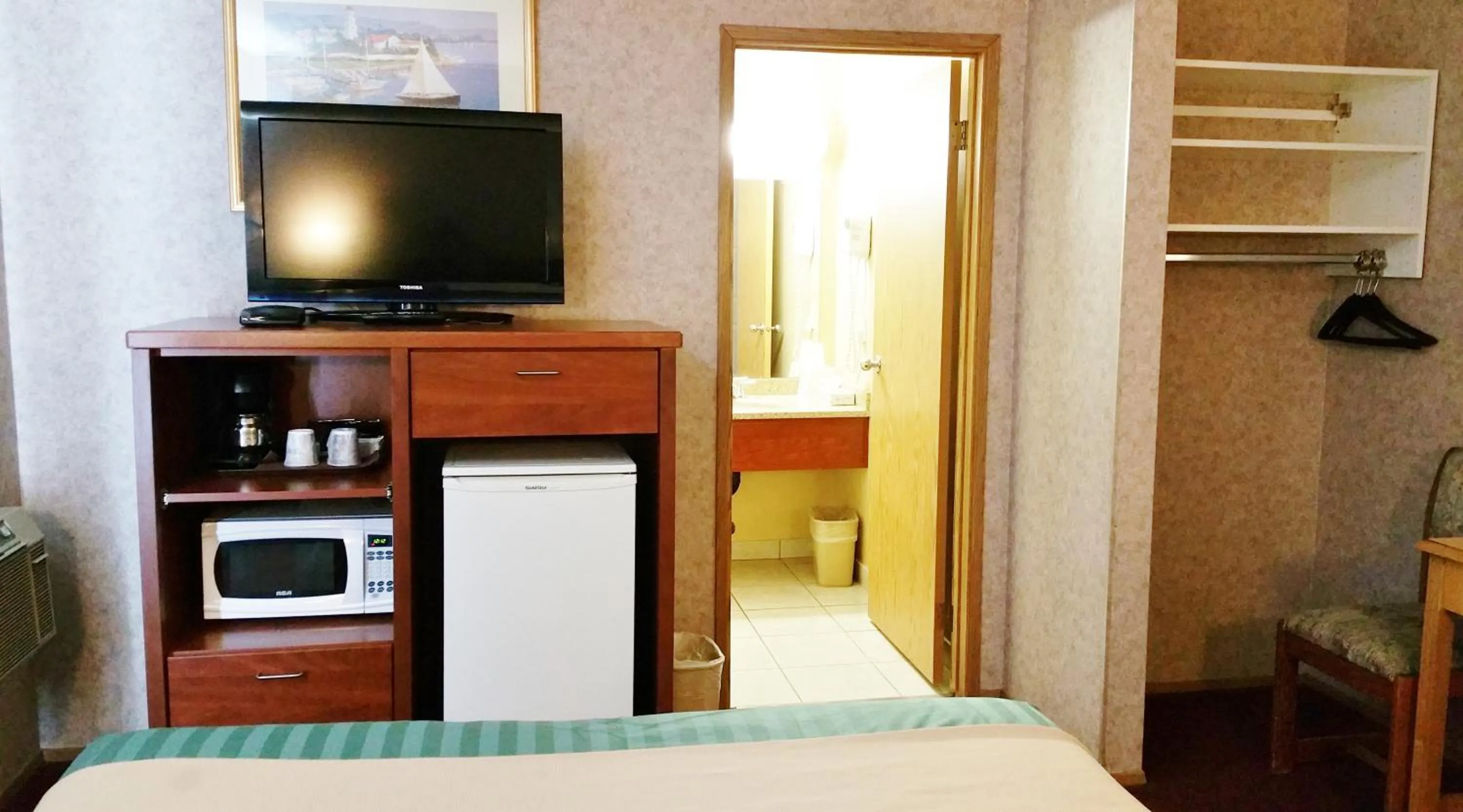 Photo of the whole room, Bed in Alpine Motel