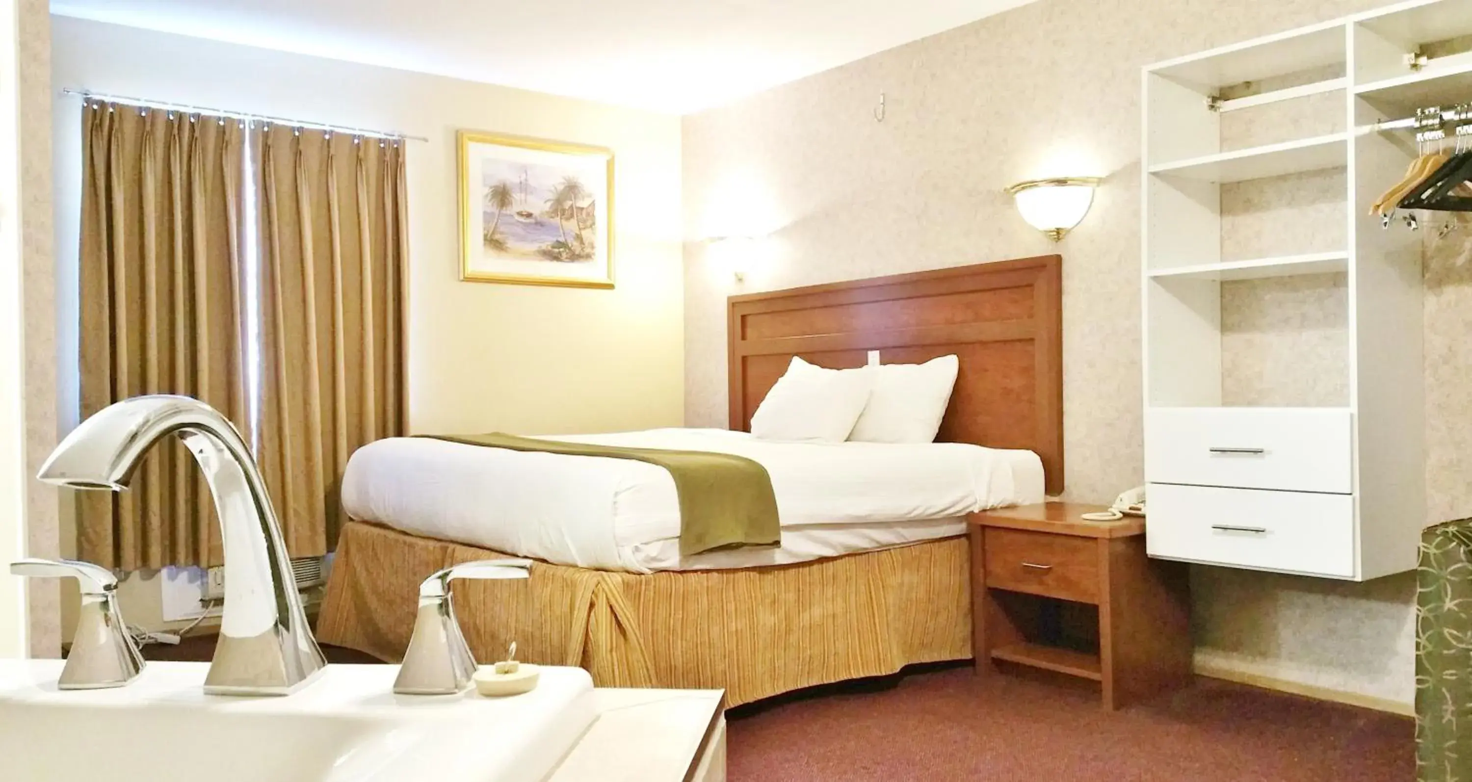 Bed in Alpine Motel Bed in Alpine Motel