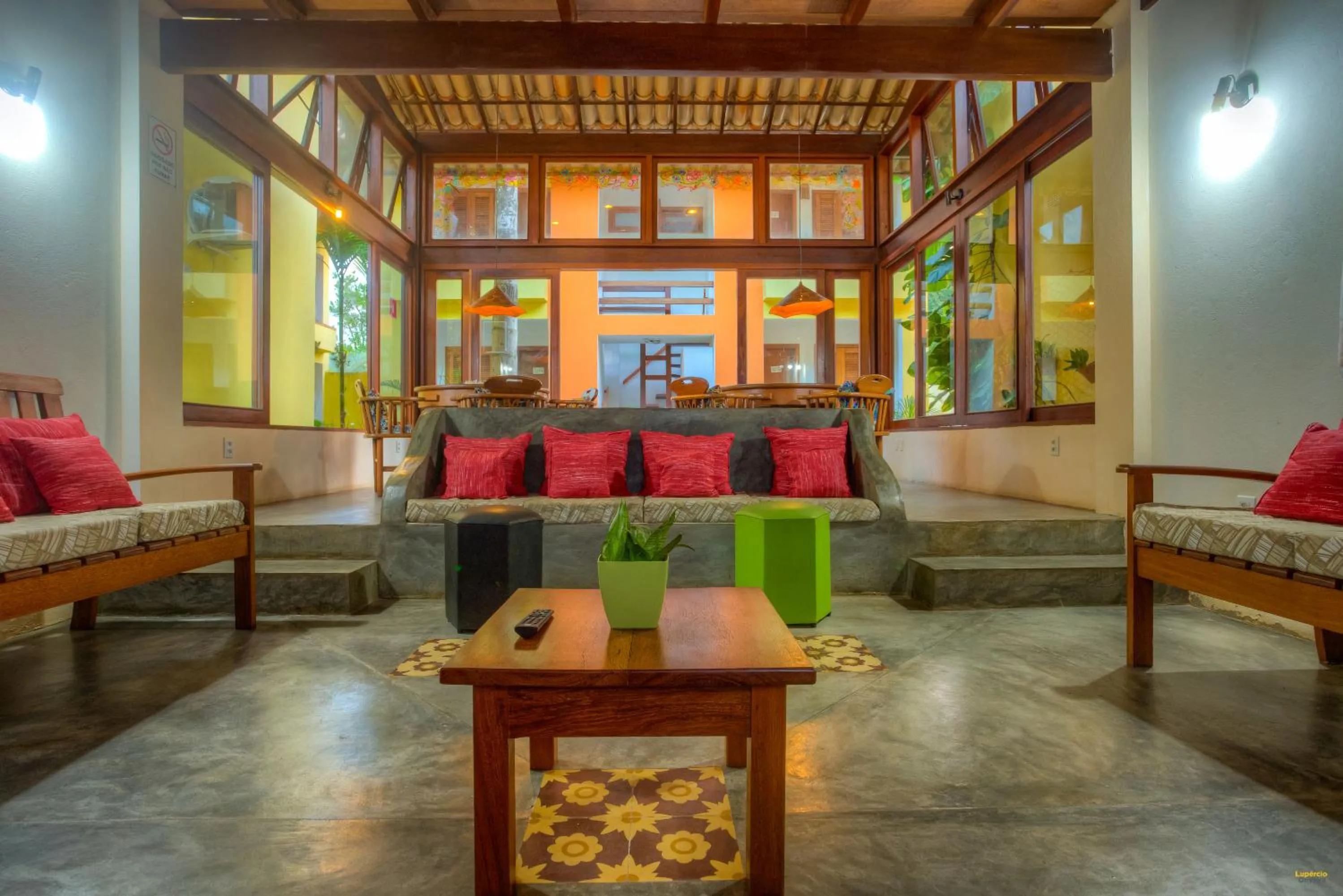 Communal lounge/ TV room in Pousada Maria Farinha