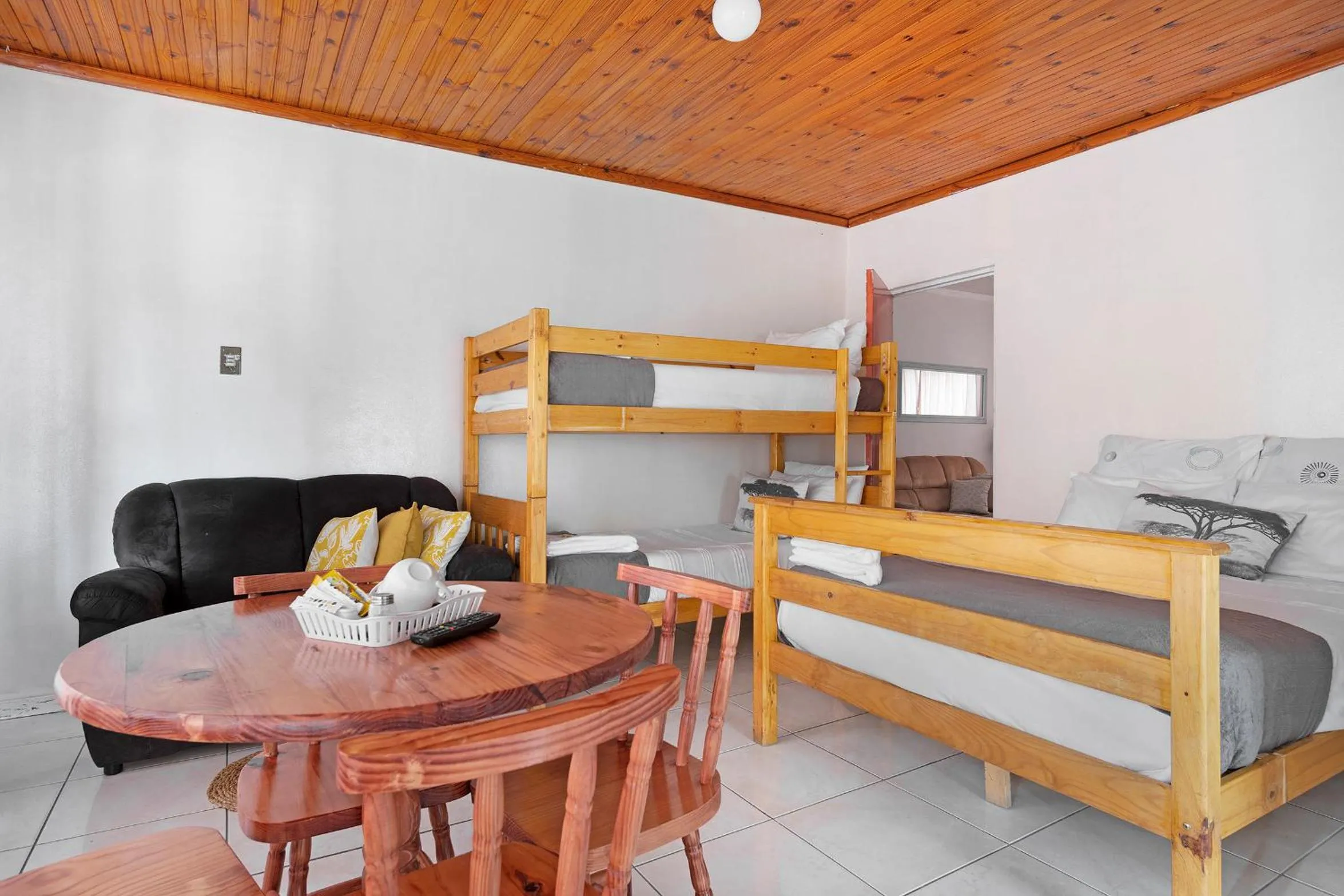 Family Room with Private Bathroom in 25 Jacaranda Lodge & Backpackers