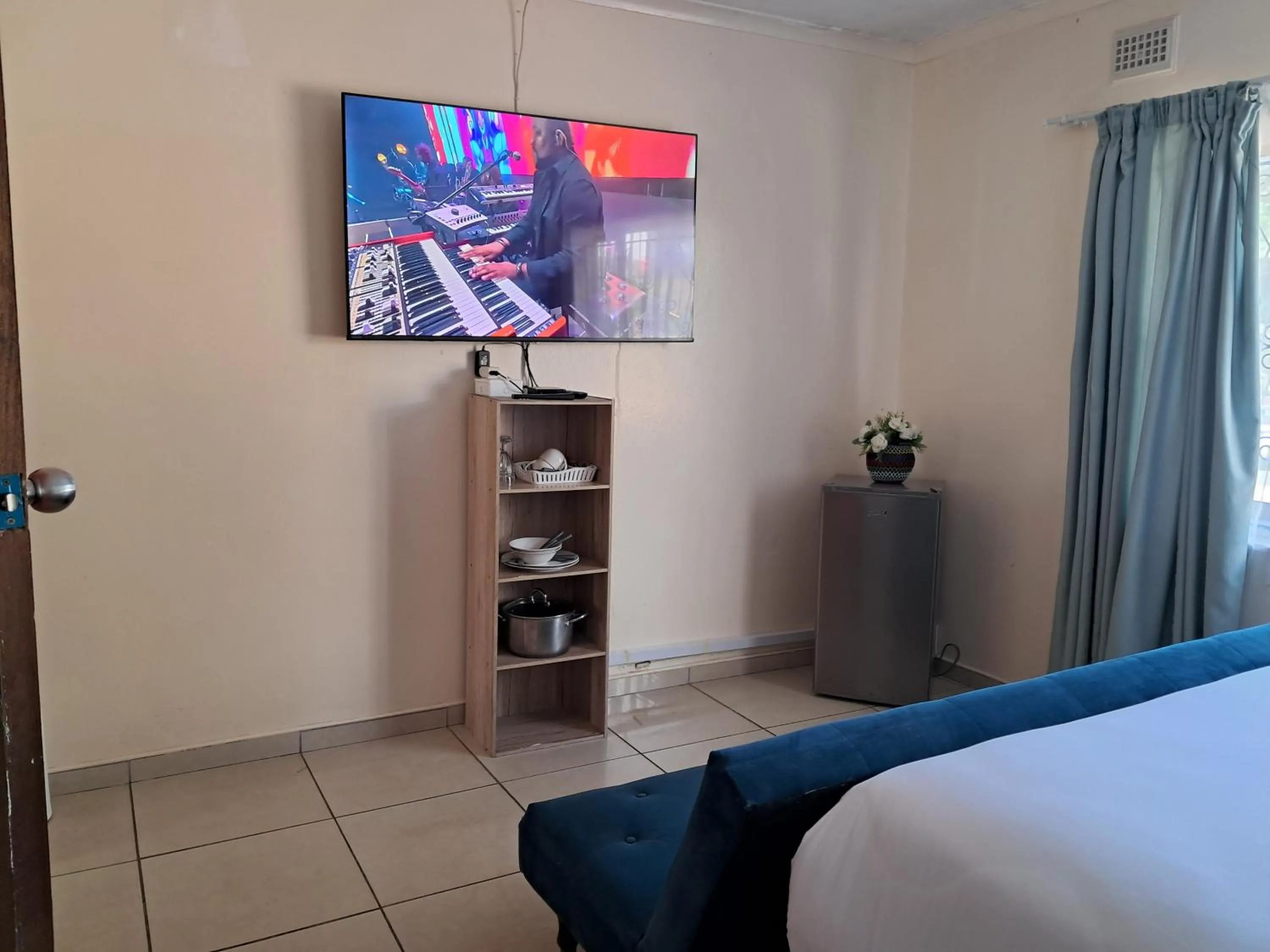 Double Room with Private Bathroom - single occupancy in 25 Jacaranda Lodge & Backpackers