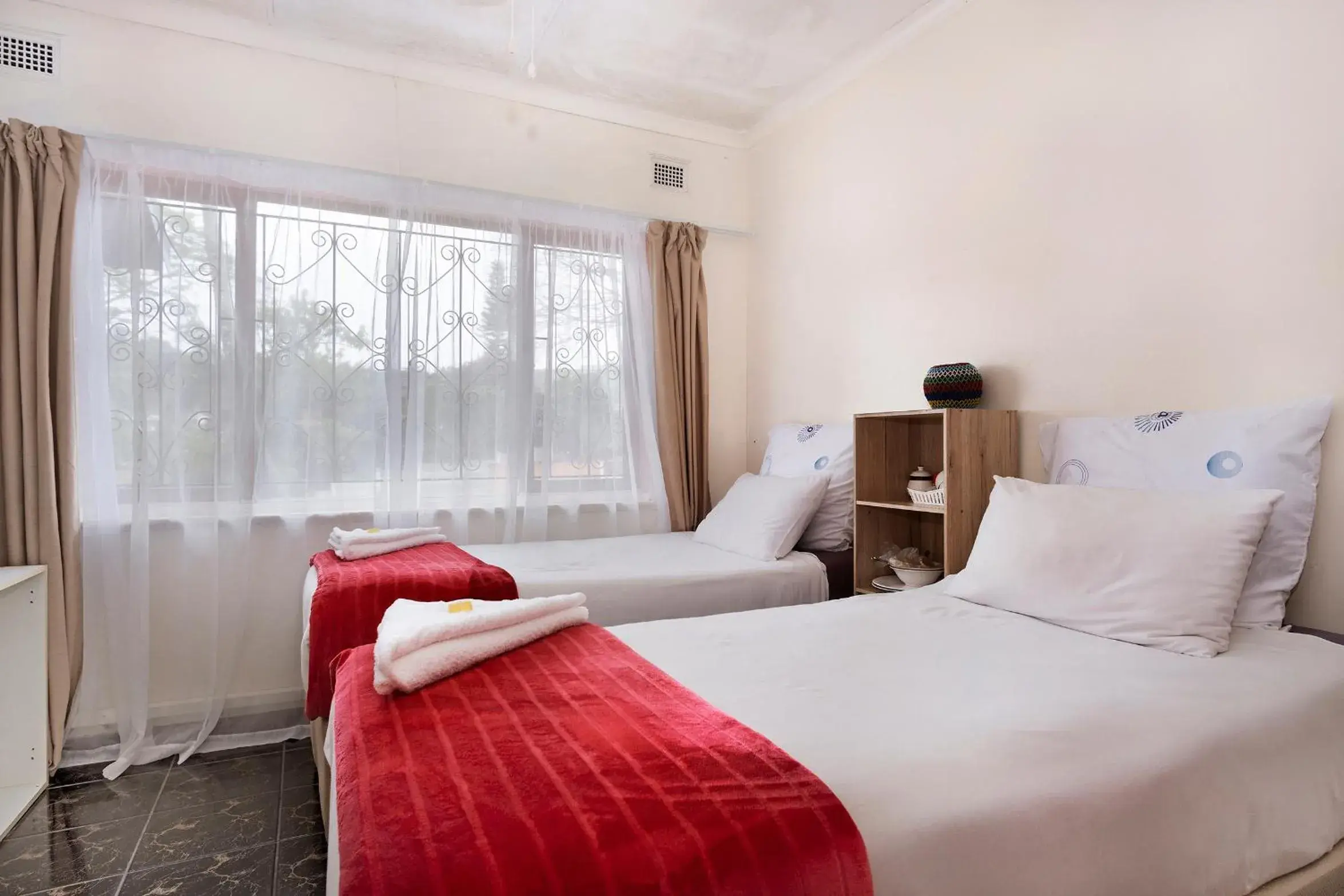 Twin Room - single occupancy in 25 Jacaranda Lodge & Backpackers Twin Room - single occupancy in 25 Jacaranda Lodge & Backpackers