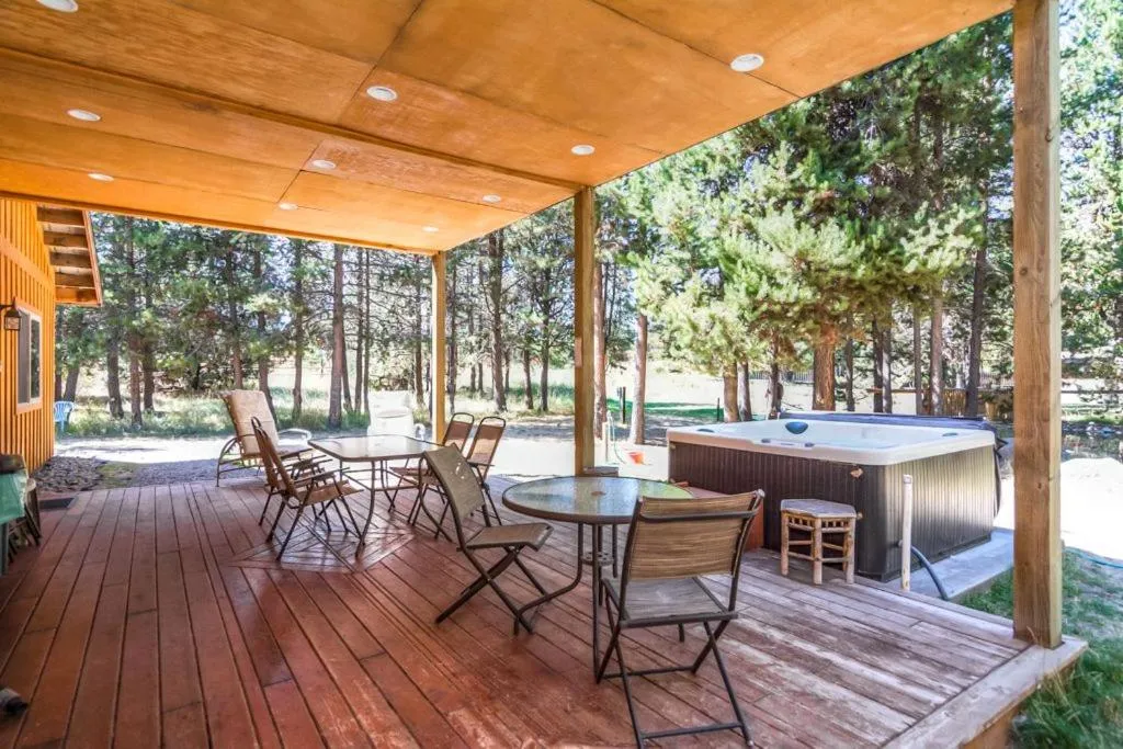 Hot Tub in DiamondStone Guest Lodges