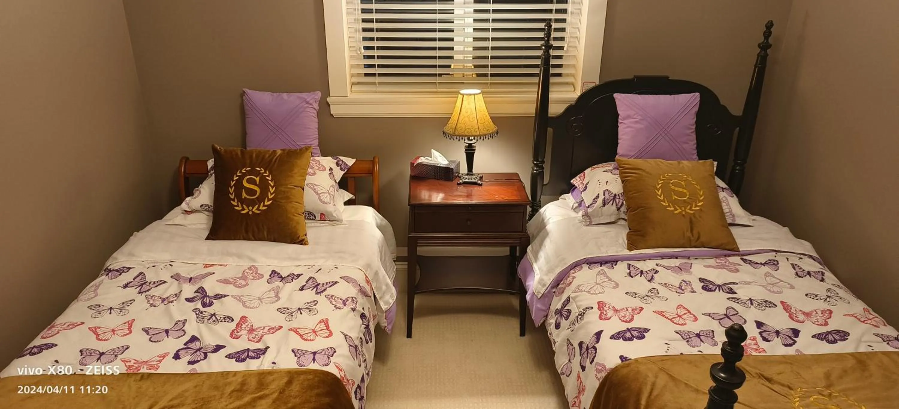 Bed in Sunny Island by White Rock B&B