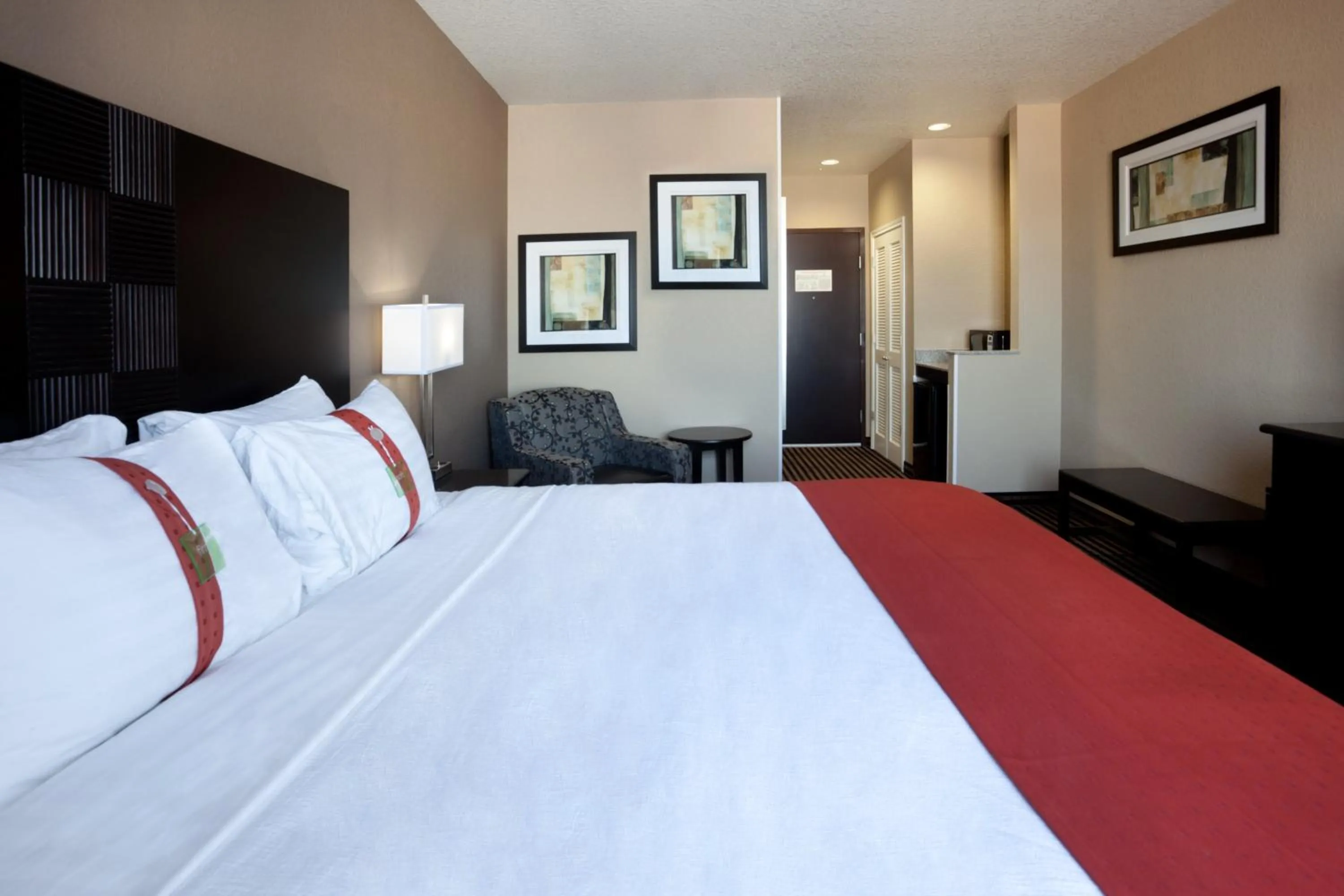 Photo of the whole room, Bed in Holiday Inn San Antonio North Stone Oak Area by IHG-Newly Renovated