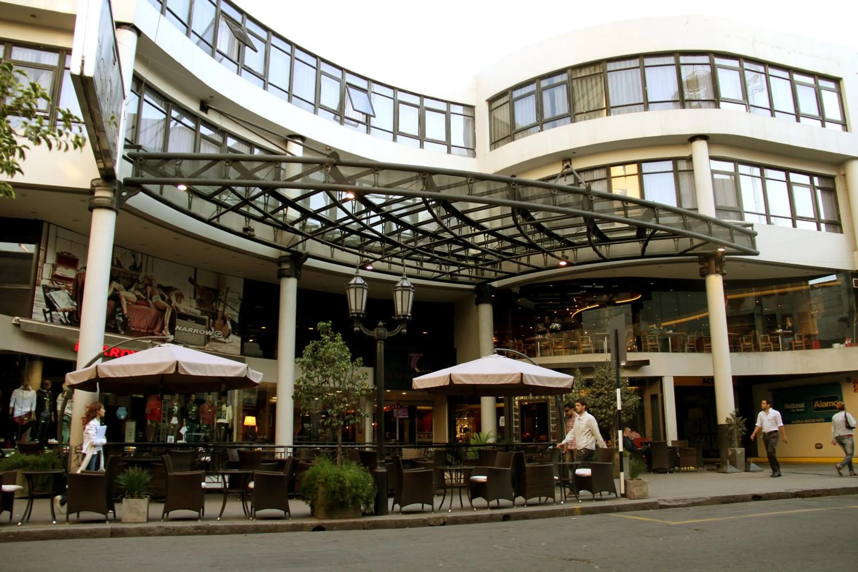 Restaurant/places to eat in Tucuman Center Suites&Business