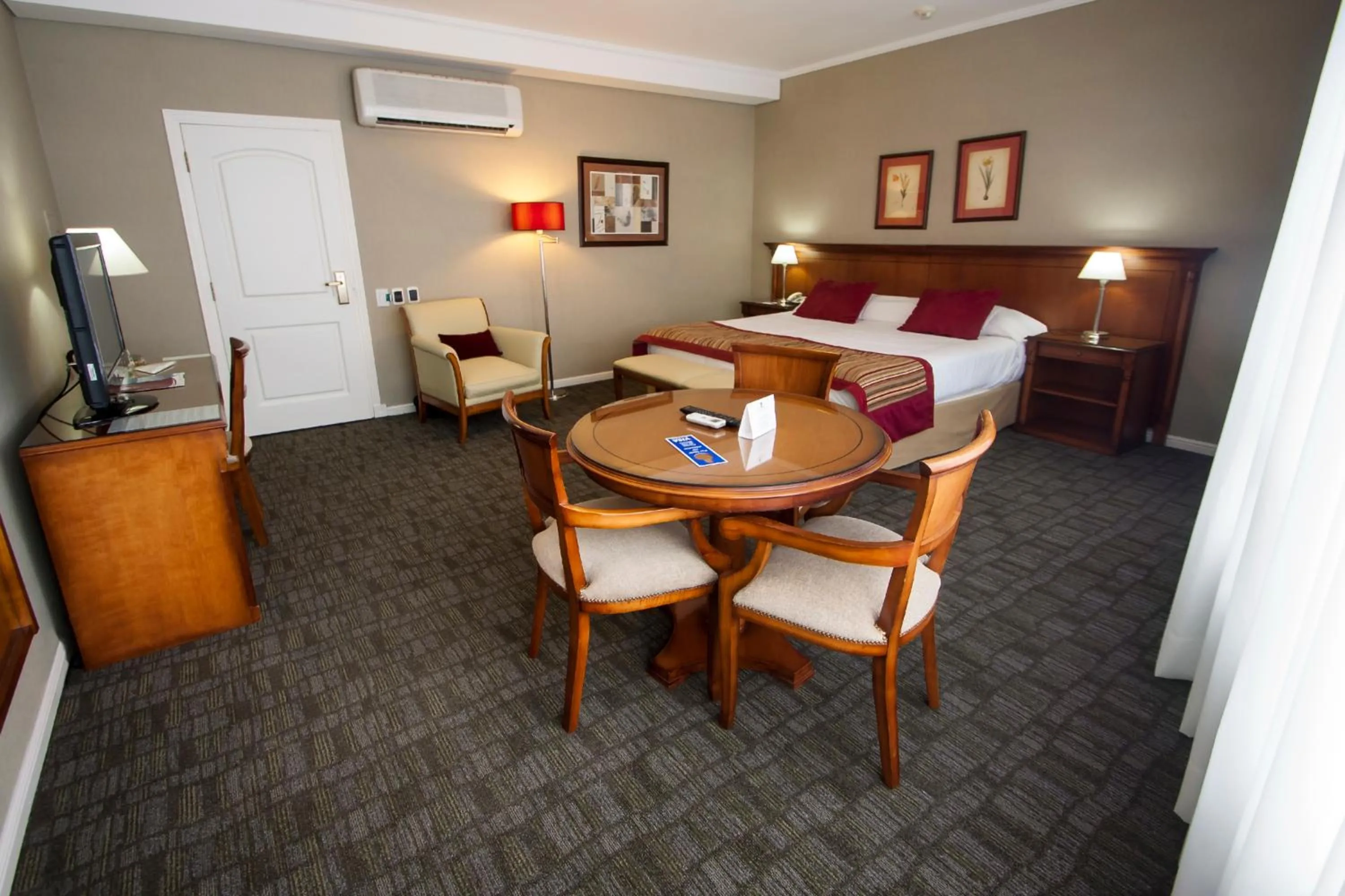 Photo of the whole room, Bed in Tucuman Center Suites&Business