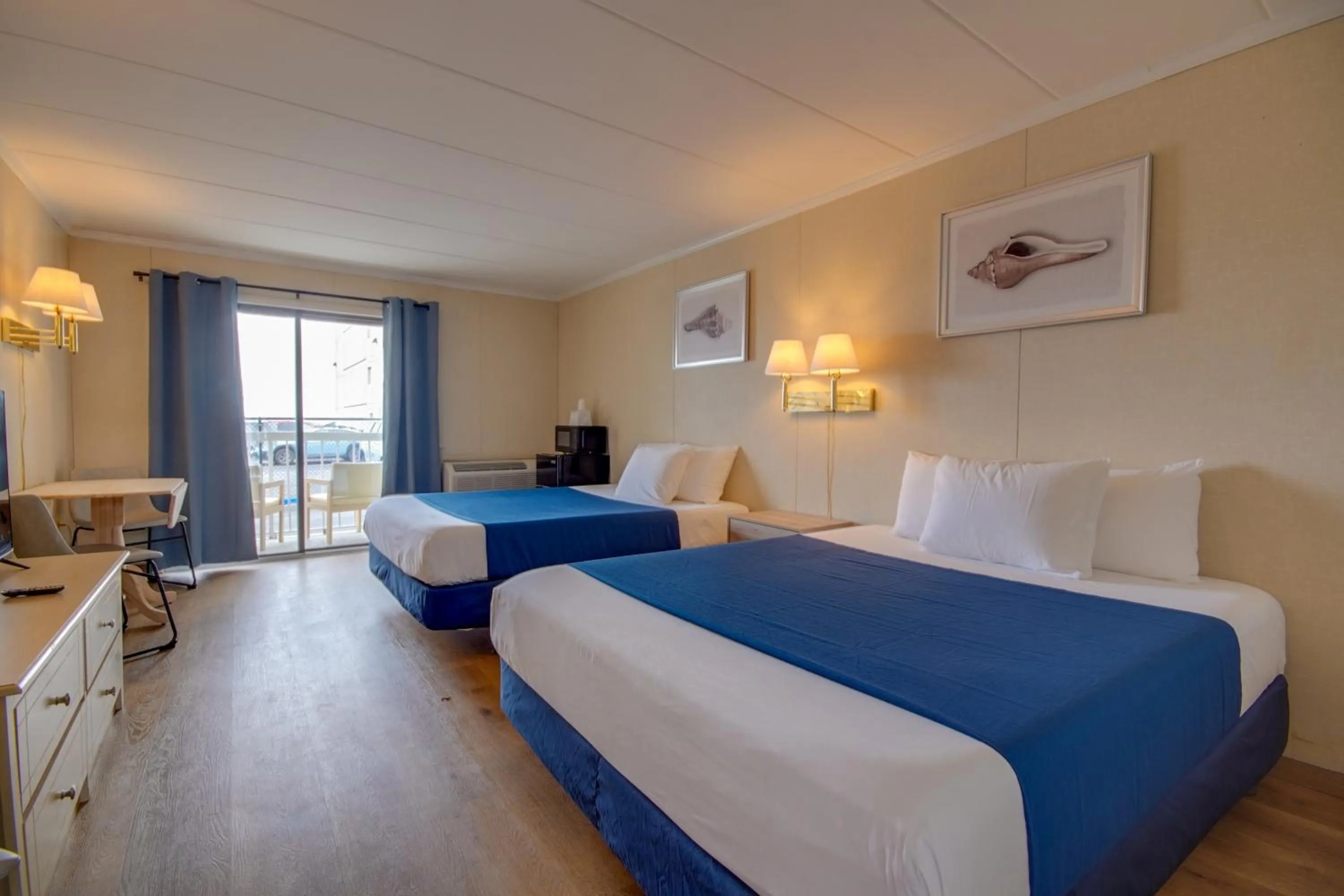 Bed in Flamingo Motel