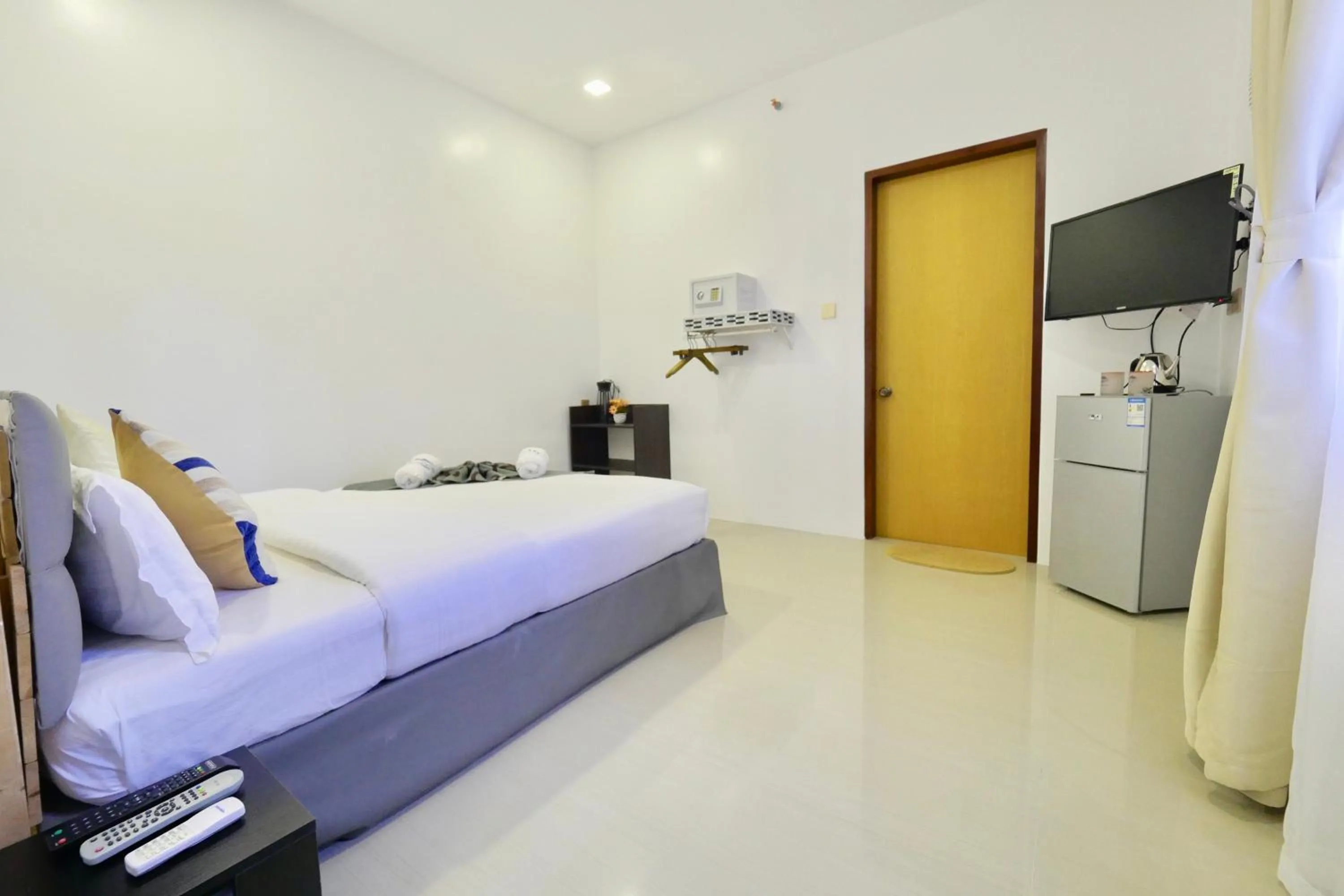 Photo of the whole room, Bed in Mirage Suites de Boracay