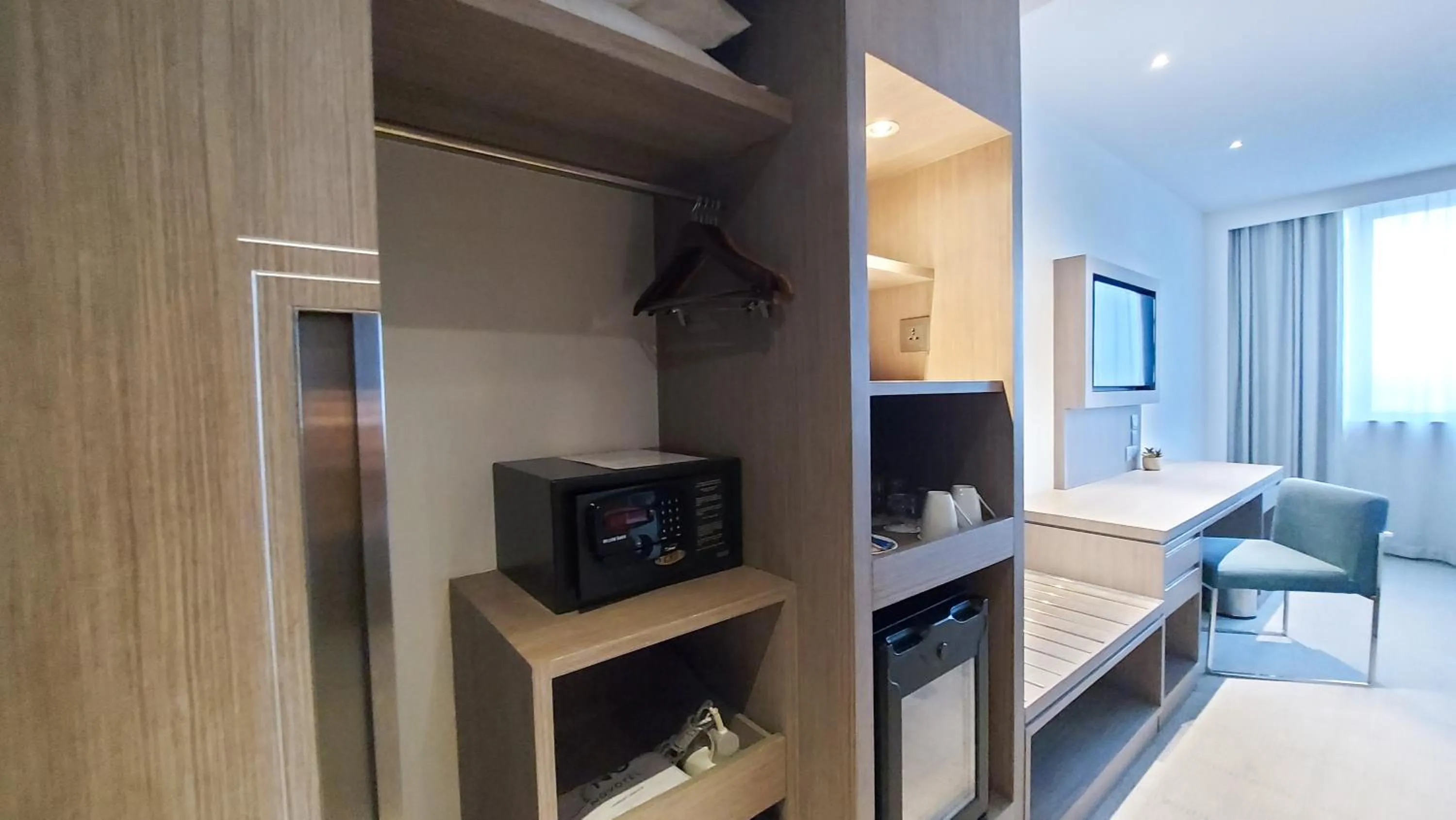 safe, Bed in Novotel Bangkok Bangna