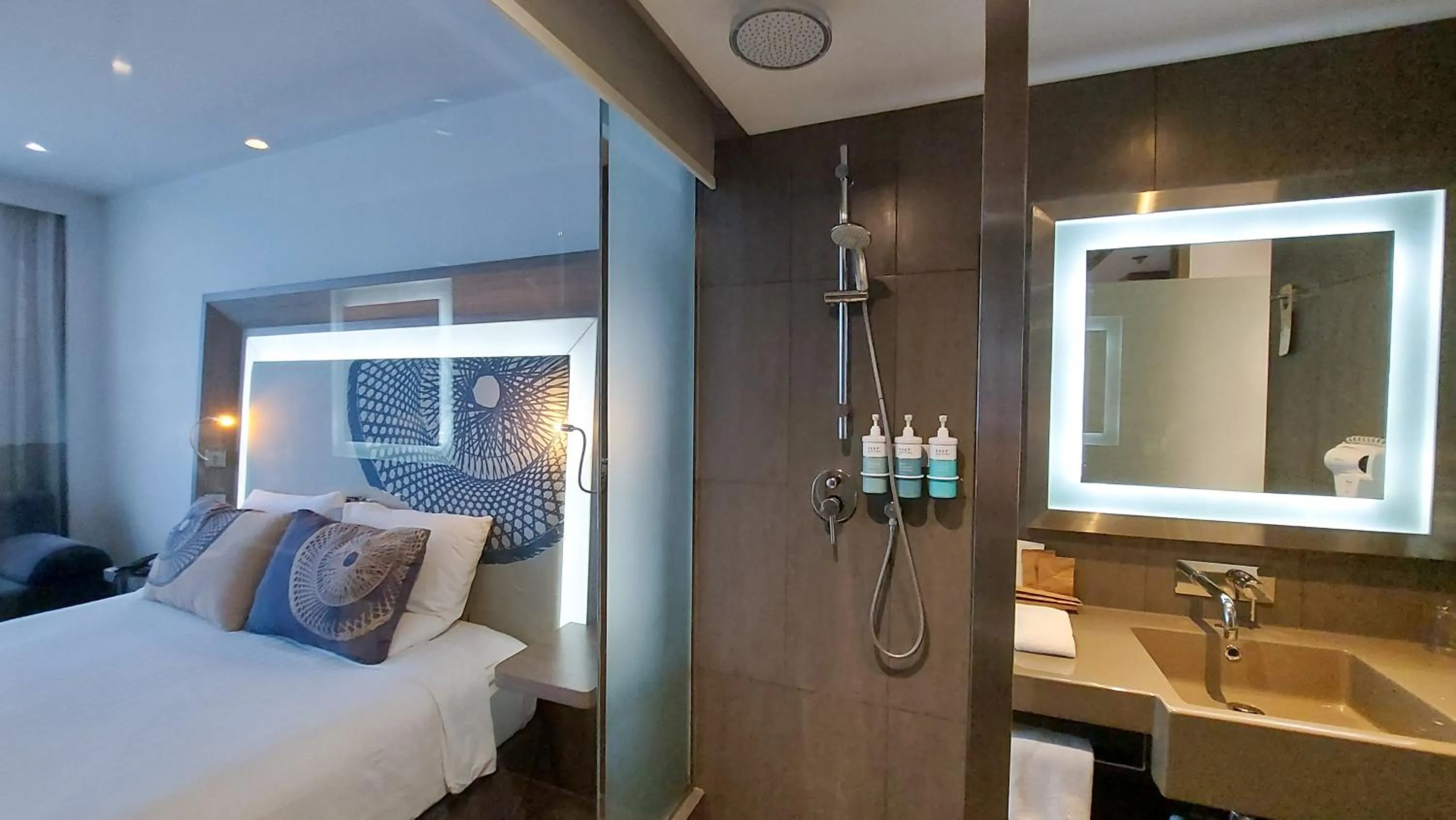 Shower, Bed in Novotel Bangkok Bangna