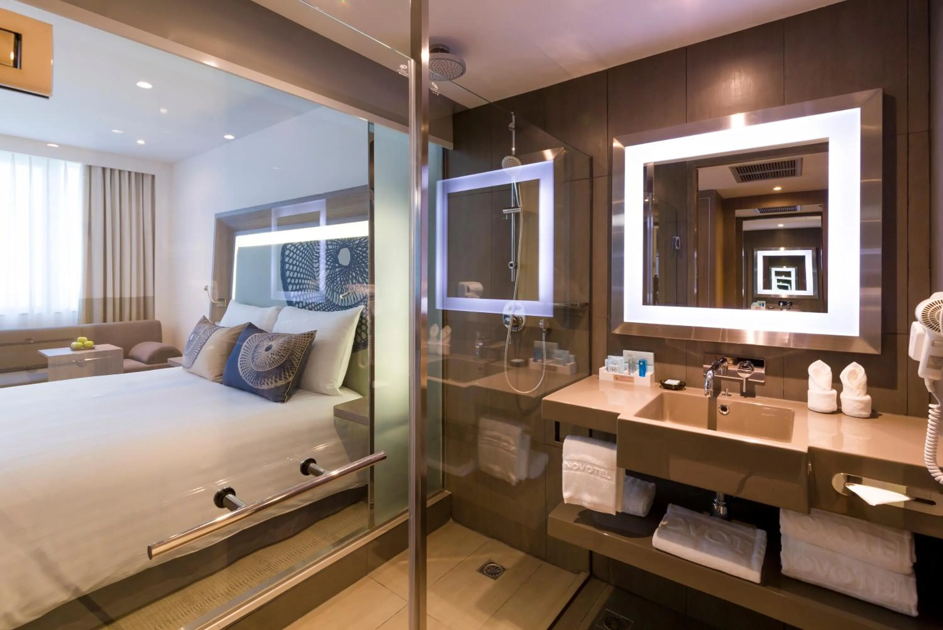 Bathroom, Bed in Novotel Bangkok Bangna