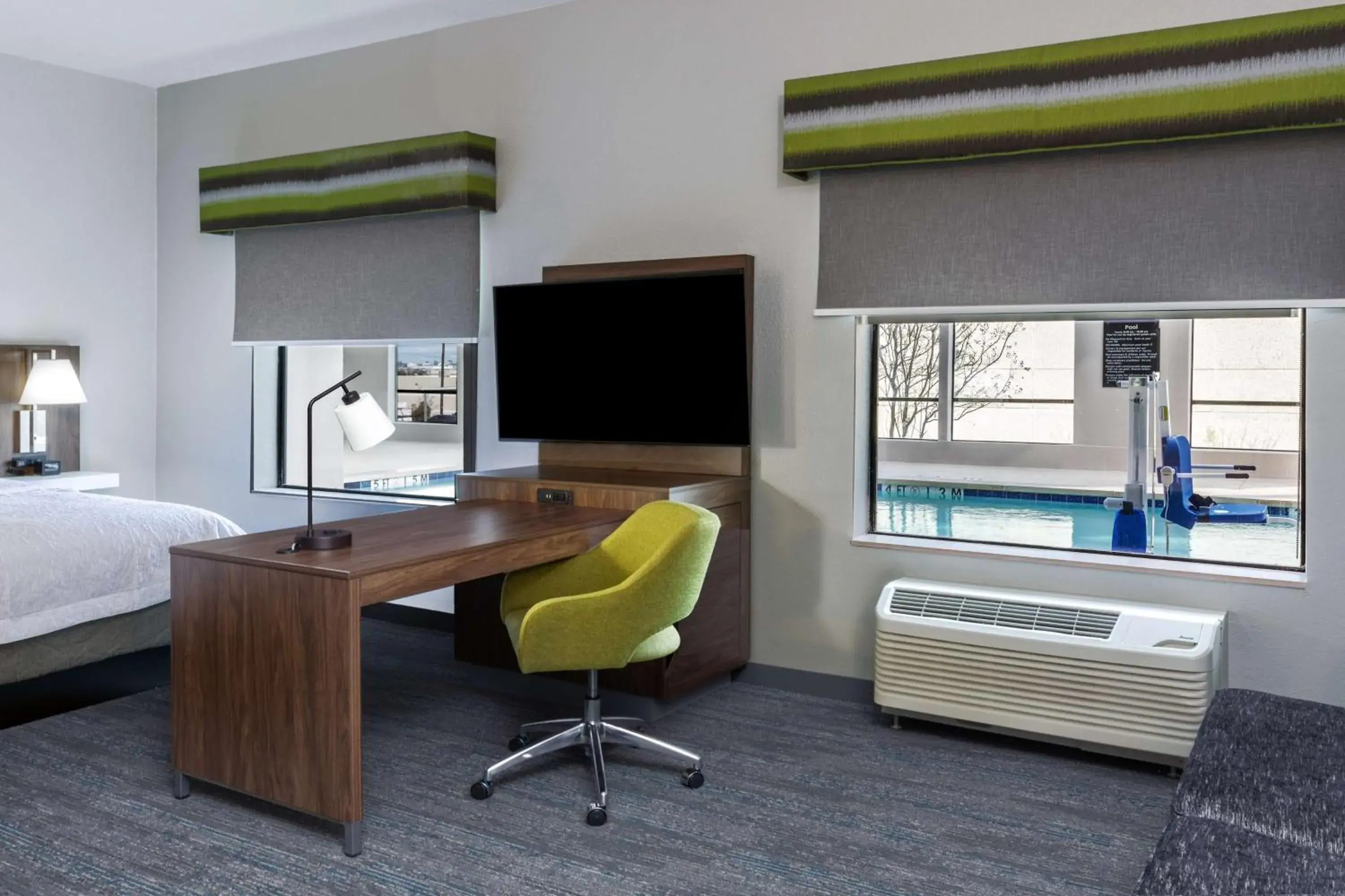 Bedroom, Bed in Hampton Inn & Suites Dallas I-30 Cockrell Hill, Tx Bedroom, Bed in Hampton Inn & Suites Dallas I-30 Cockrell Hill, Tx