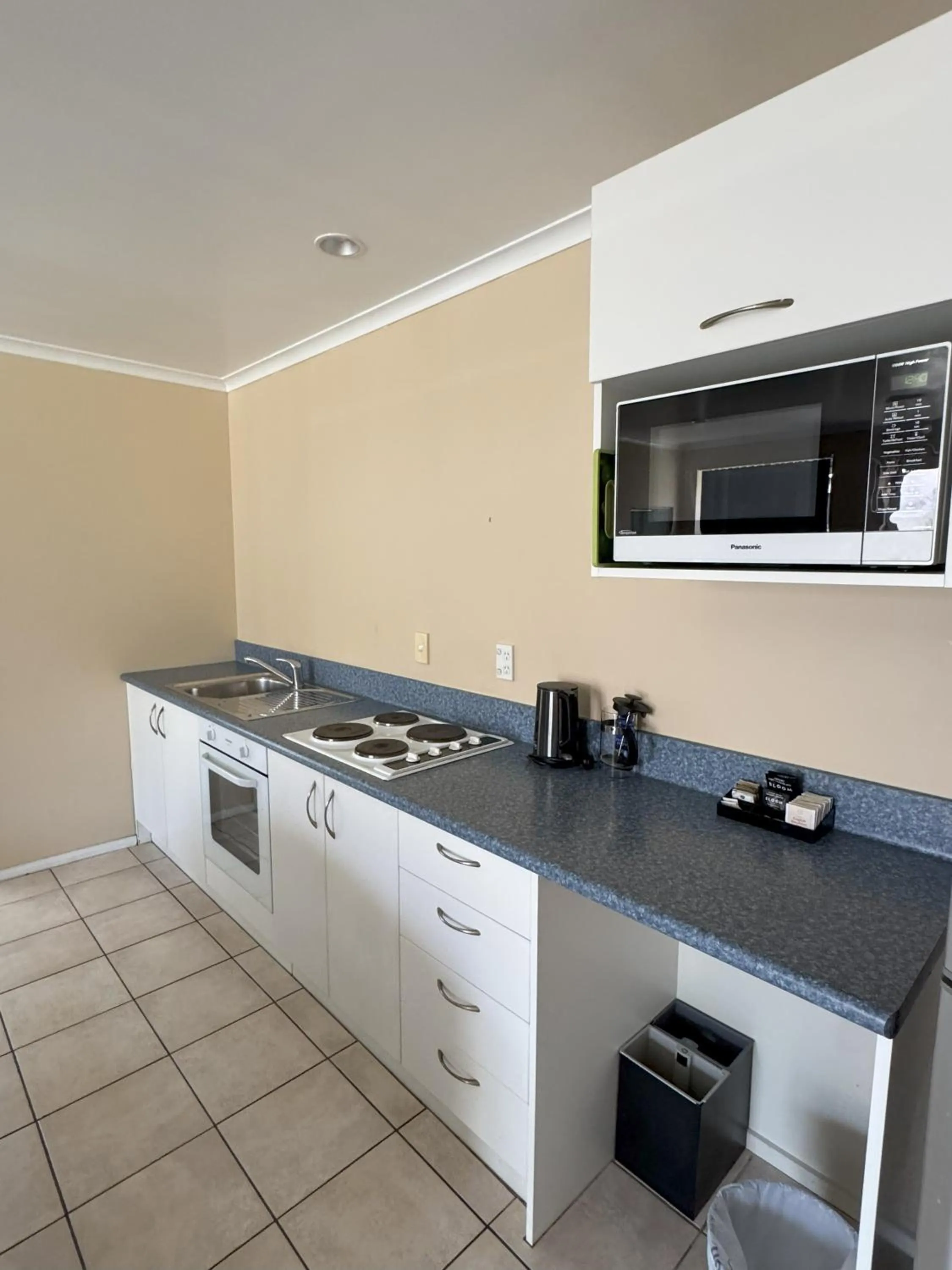 Kitchen or kitchenette in Aldan Lodge