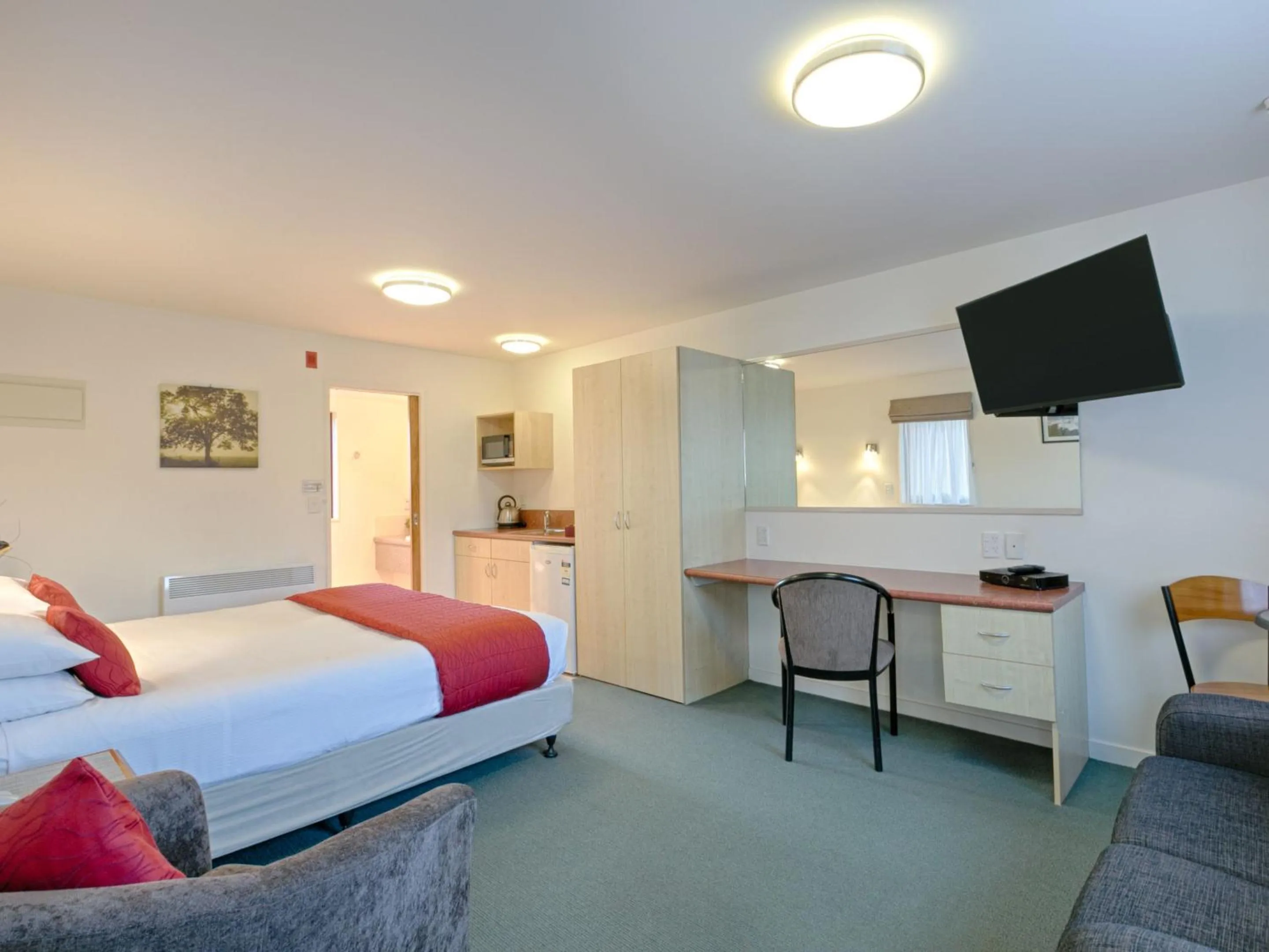 Living room, Bed in Bella Vista Motel Westport