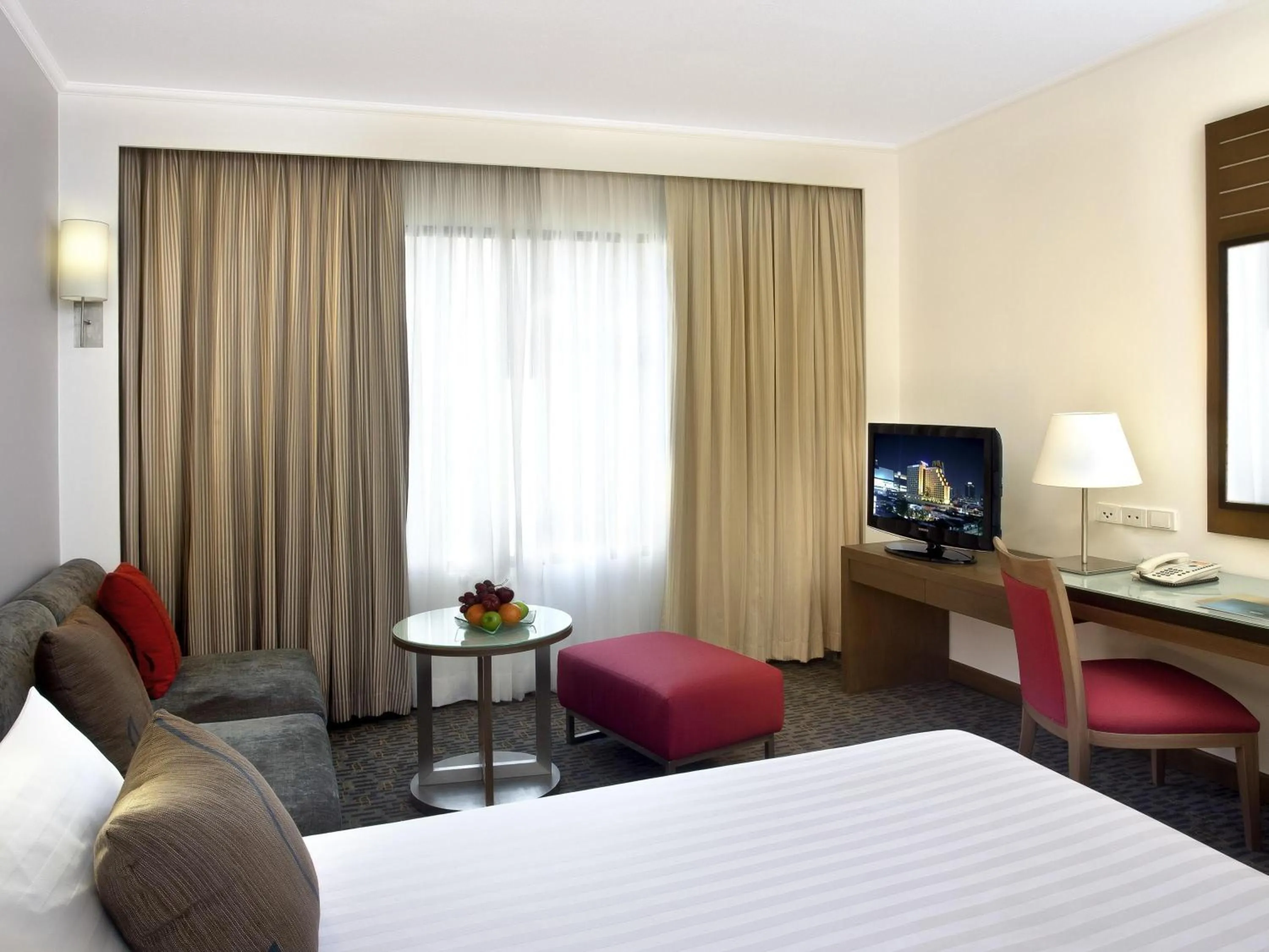 Bedroom, Bed in Novotel Bangkok on Siam Square