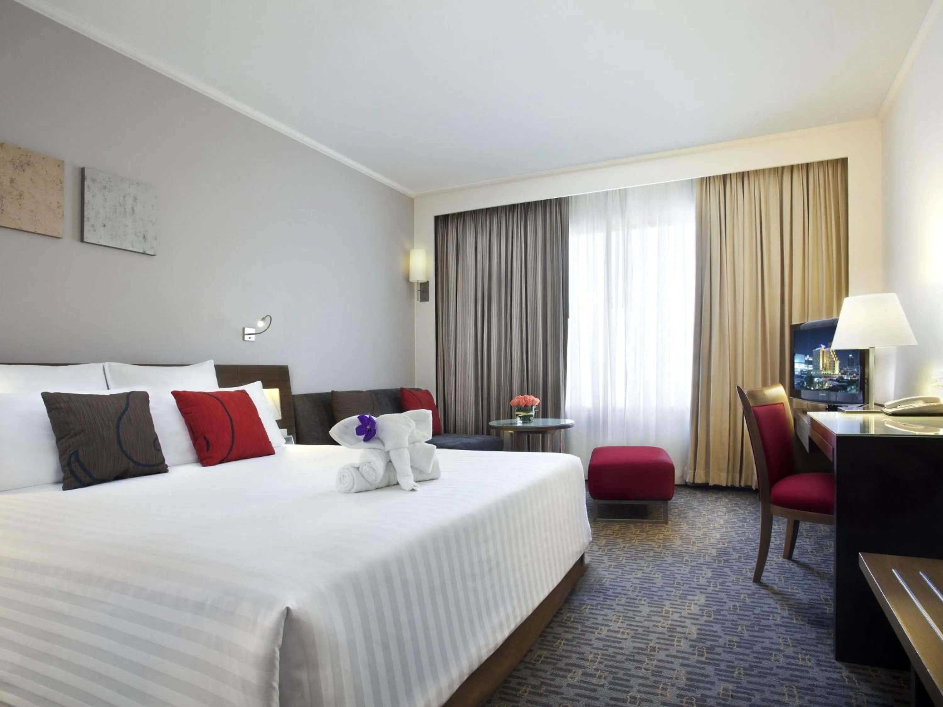 Bedroom, Bed in Novotel Bangkok on Siam Square