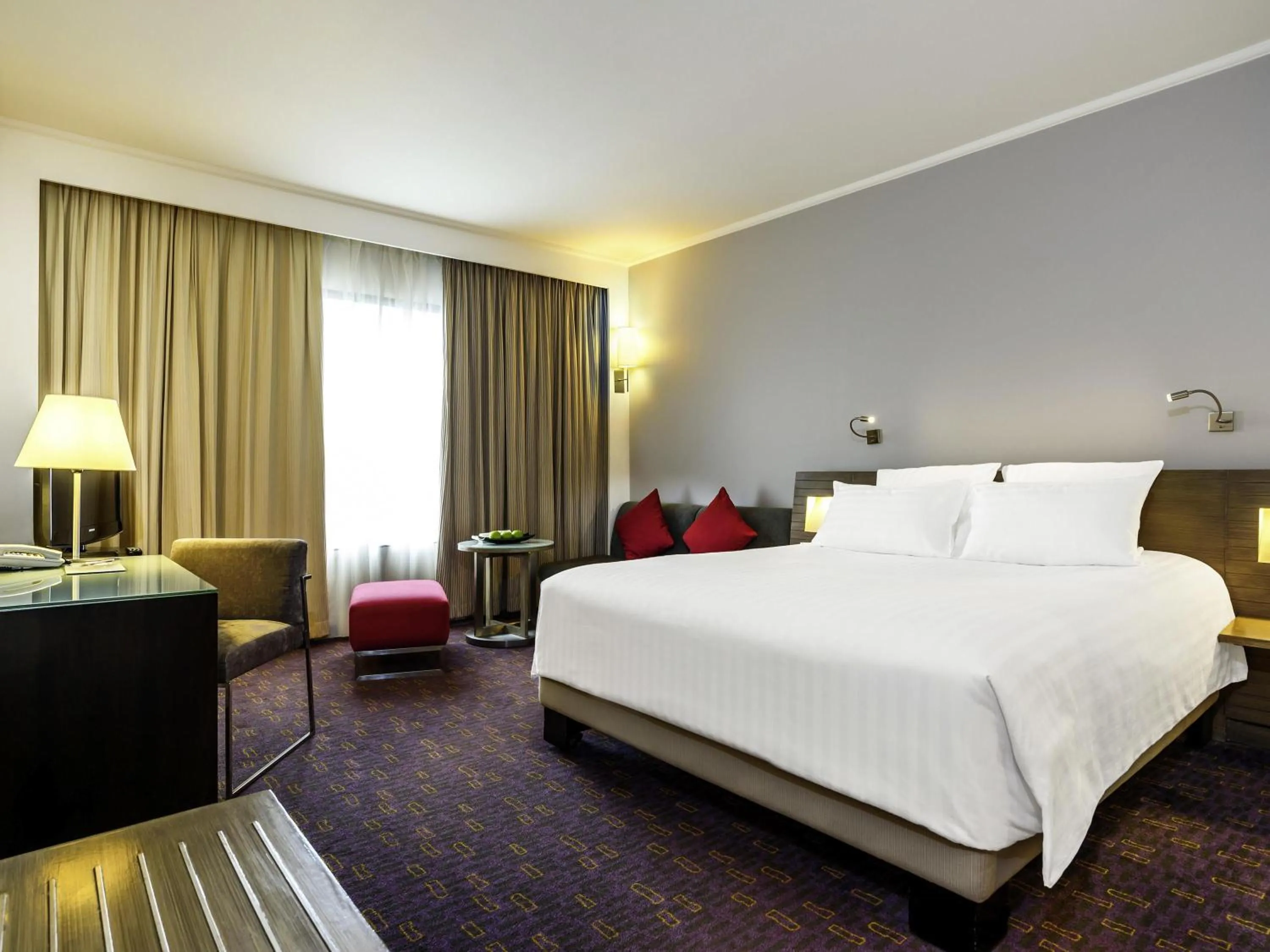 Bedroom, Bed in Novotel Bangkok on Siam Square