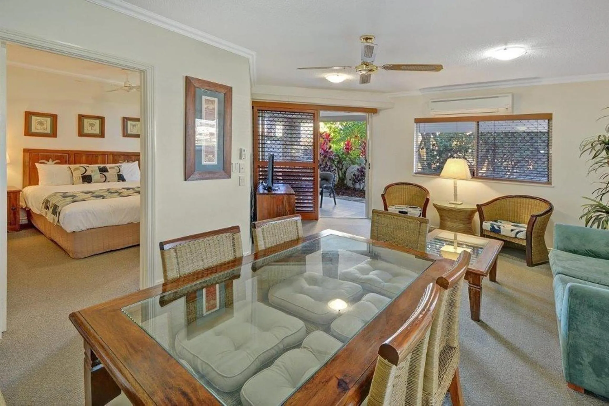 Living room, Bed in Raffles Mooloolaba