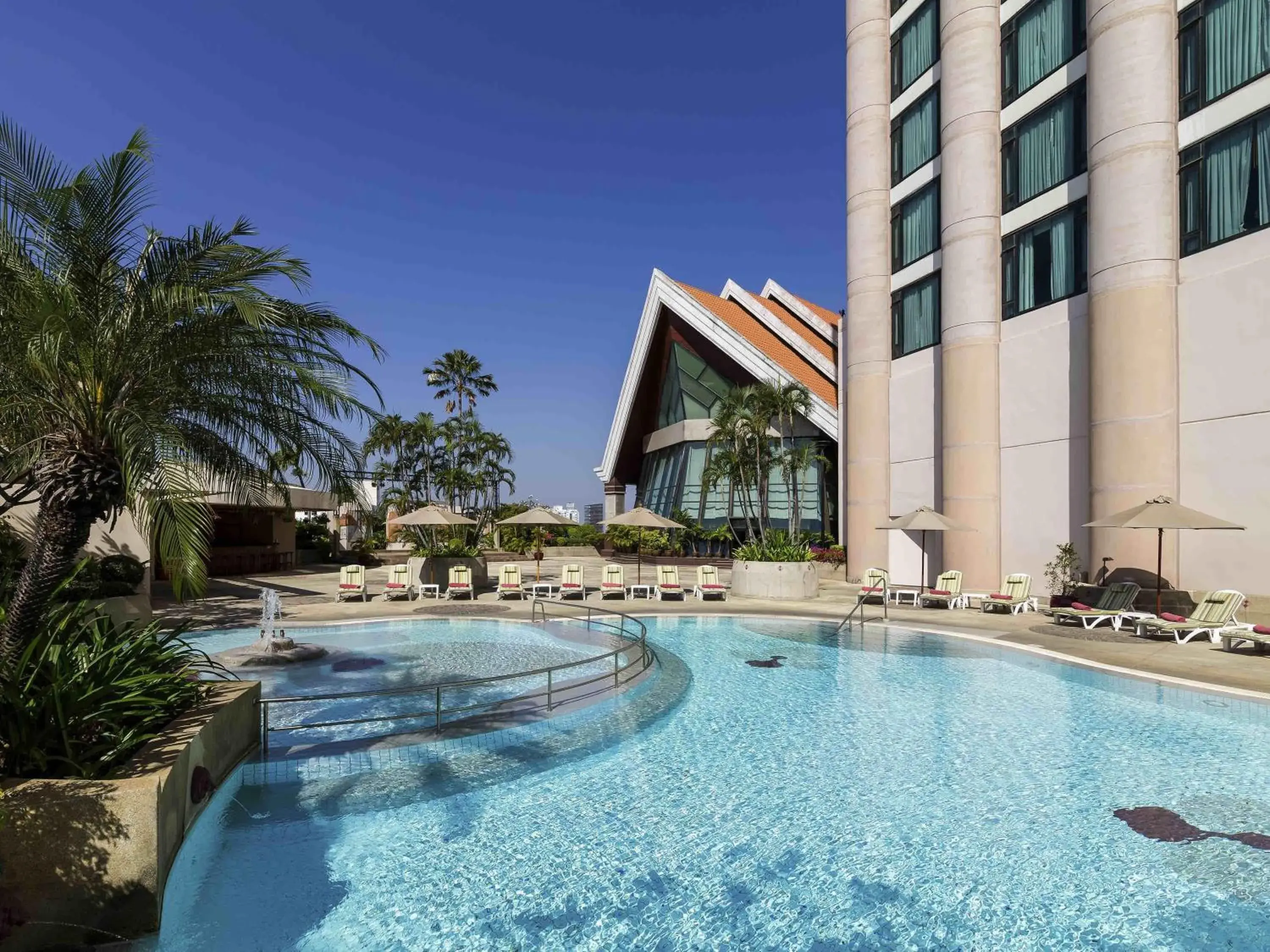 Lounge or bar in Pullman Khon Kaen Raja Orchid Lounge or bar in Pullman Khon Kaen Raja Orchid