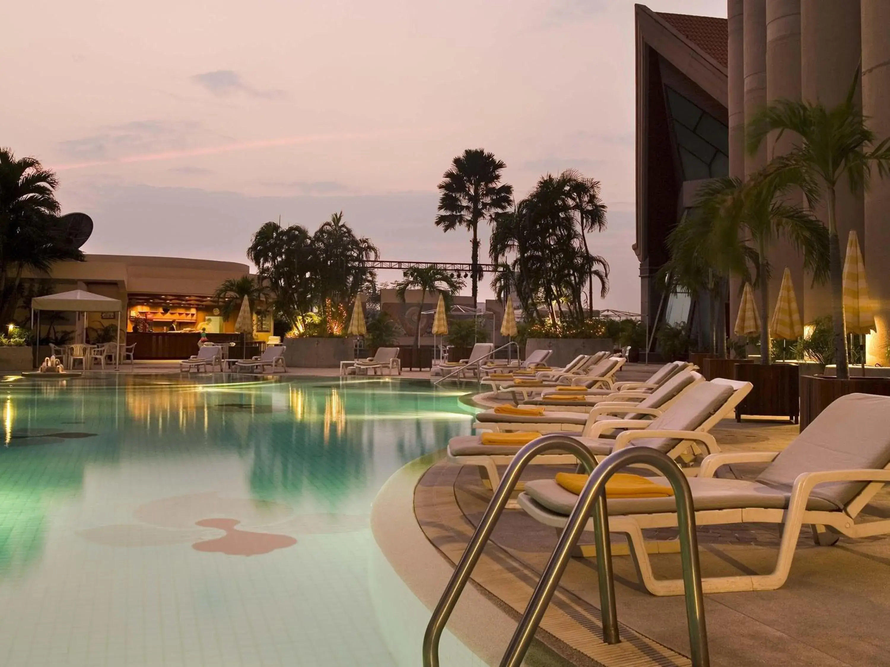 Lounge or bar in Pullman Khon Kaen Raja Orchid Lounge or bar in Pullman Khon Kaen Raja Orchid