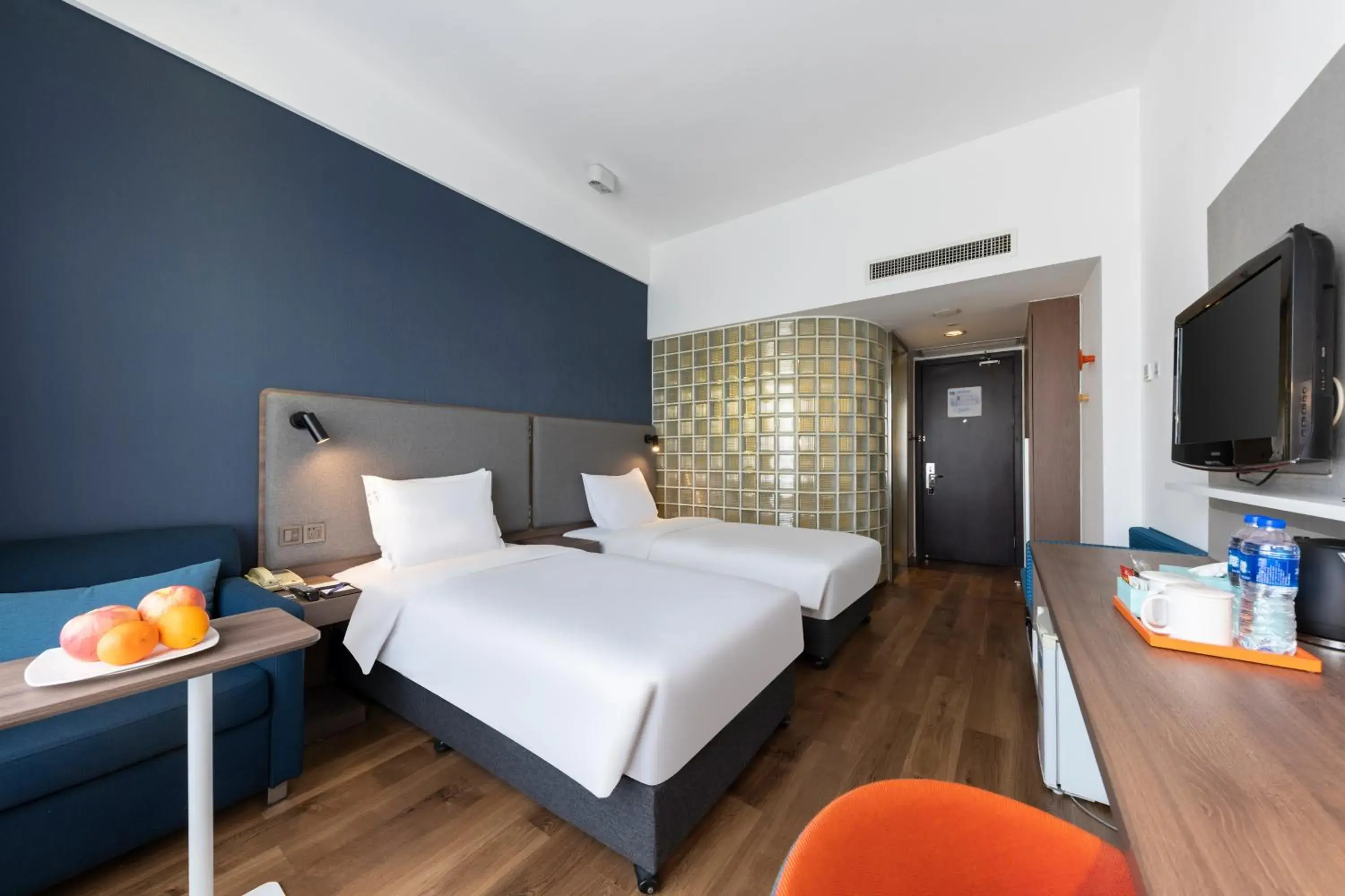 Standard Queen Room with Queen and Single Bed in Holiday Inn Express Suzhou Changjiang by IHG Standard Queen Room with Queen and Single Bed in Holiday Inn Express Suzhou Changjiang by IHG