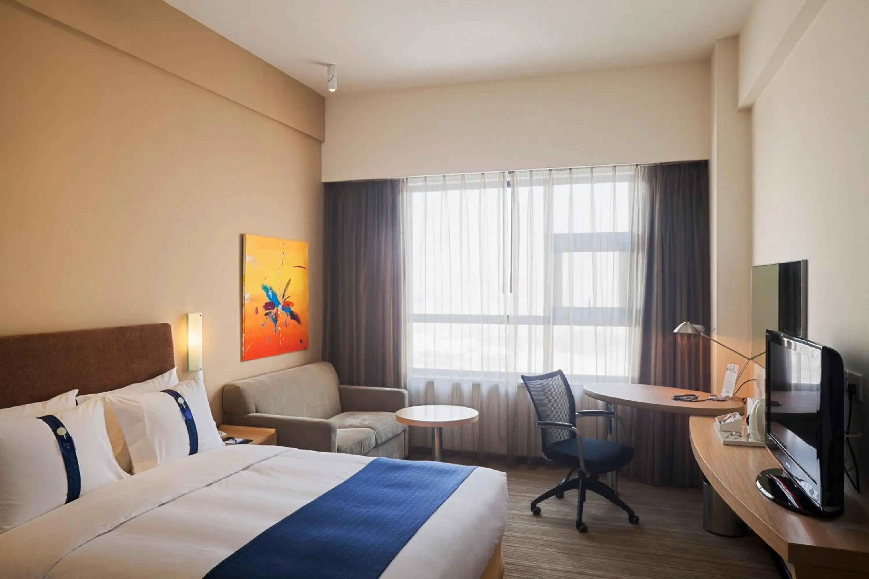Photo of the whole room, Bed in Holiday Inn Express Suzhou Changjiang by IHG Photo of the whole room, Bed in Holiday Inn Express Suzhou Changjiang by IHG
