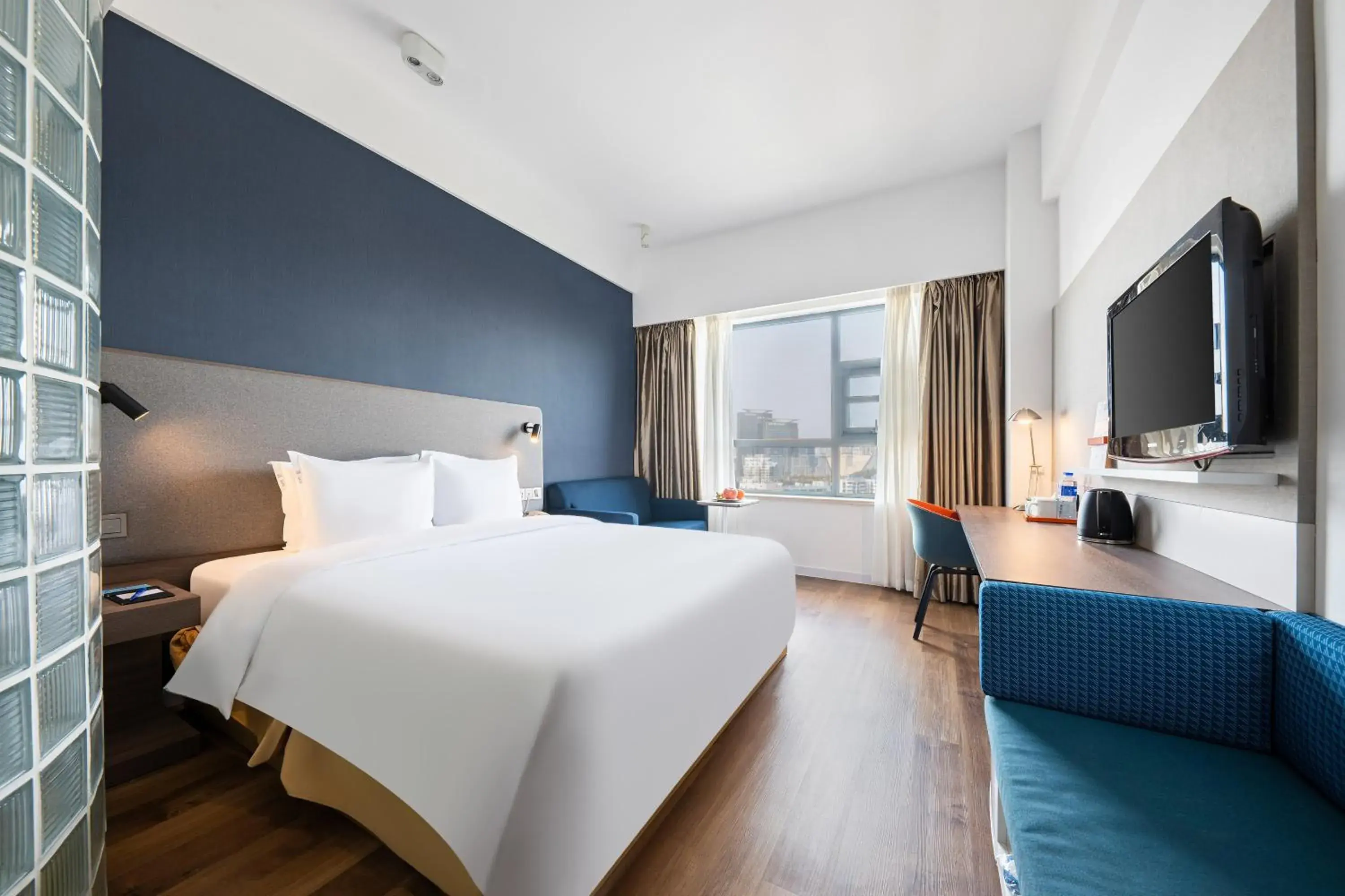Standard Queen Room with City View in Holiday Inn Express Suzhou Changjiang by IHG Standard Queen Room with City View in Holiday Inn Express Suzhou Changjiang by IHG