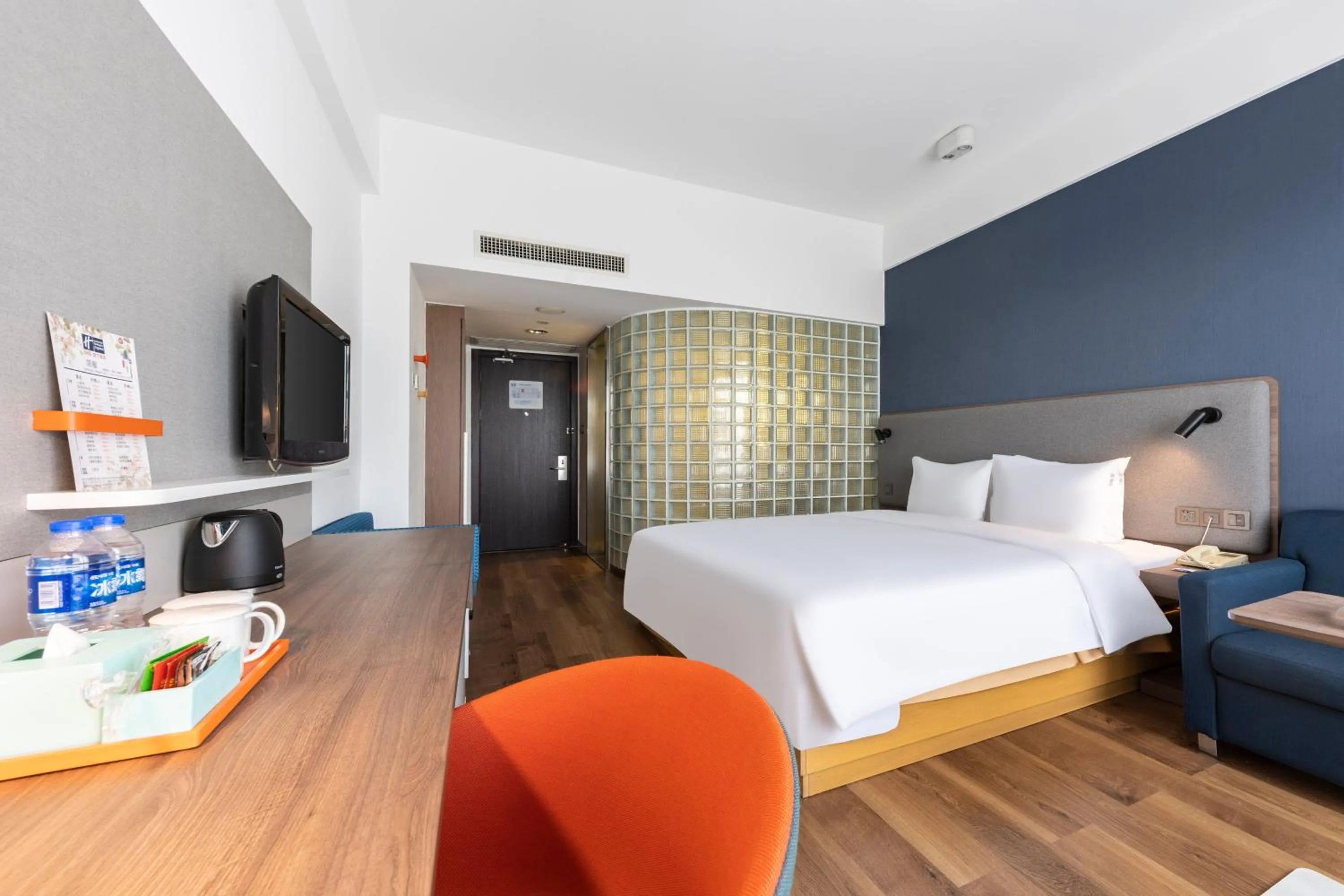 Photo of the whole room, Bed in Holiday Inn Express Suzhou Changjiang by IHG