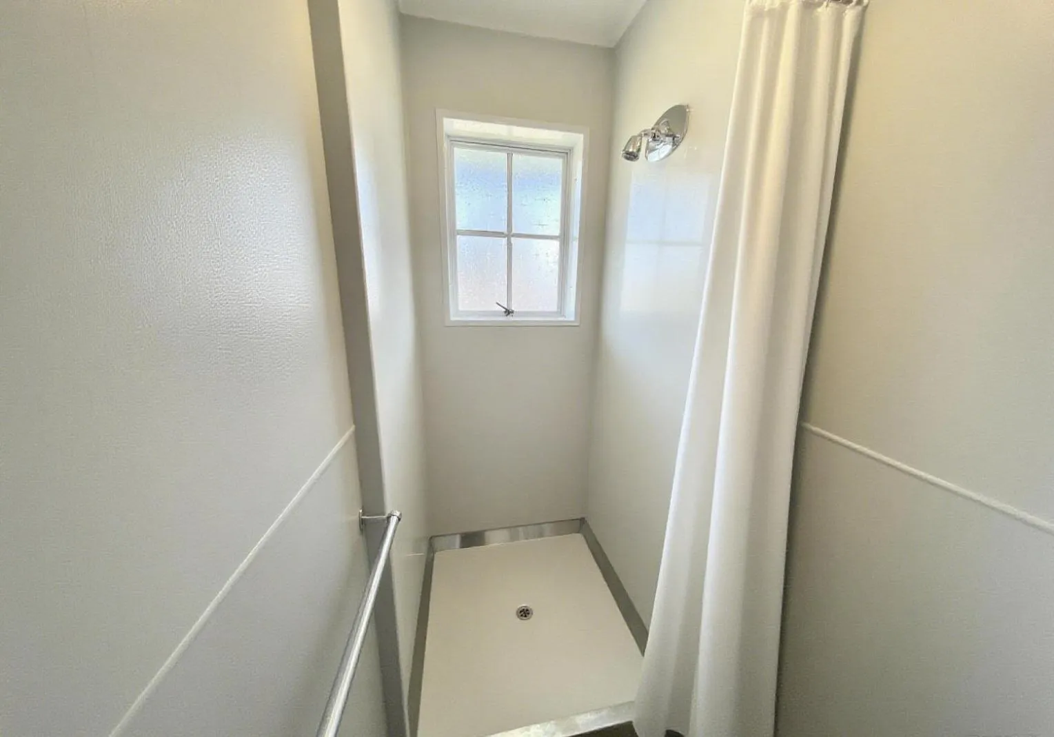 Shower in Boundary Court Motor Inn