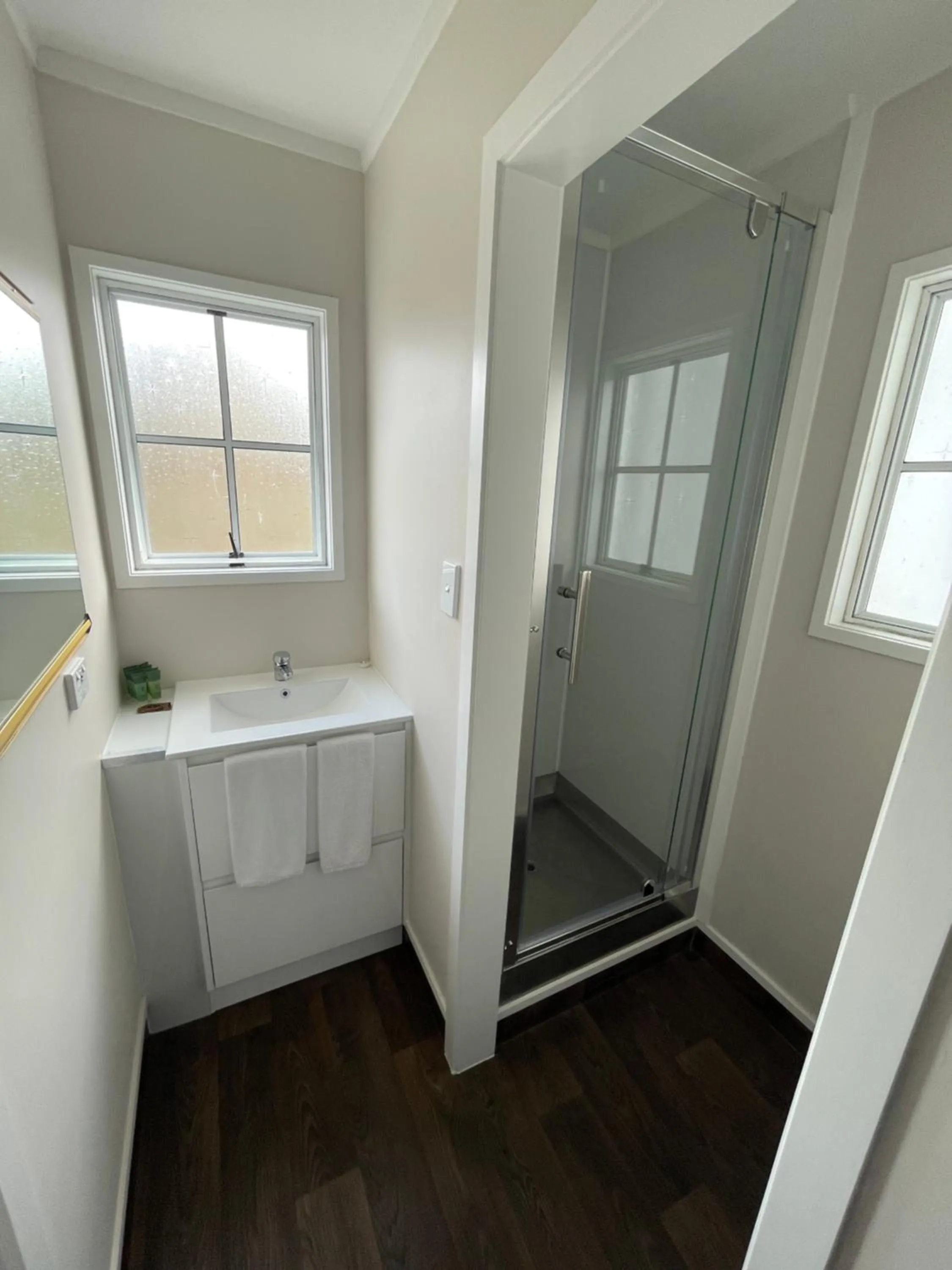 Shower in Boundary Court Motor Inn