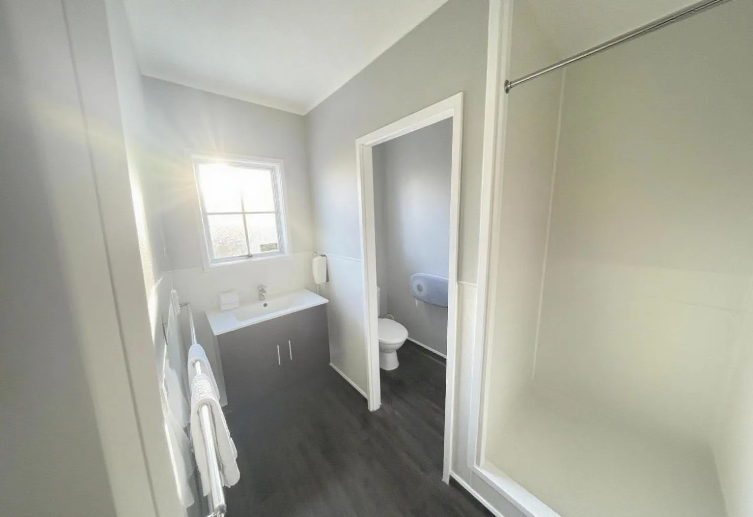 Toilet, Bed in Boundary Court Motor Inn