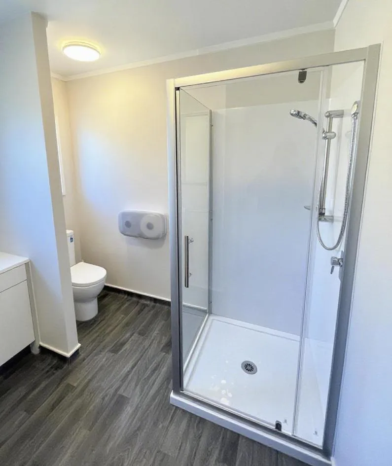 Shower in Boundary Court Motor Inn