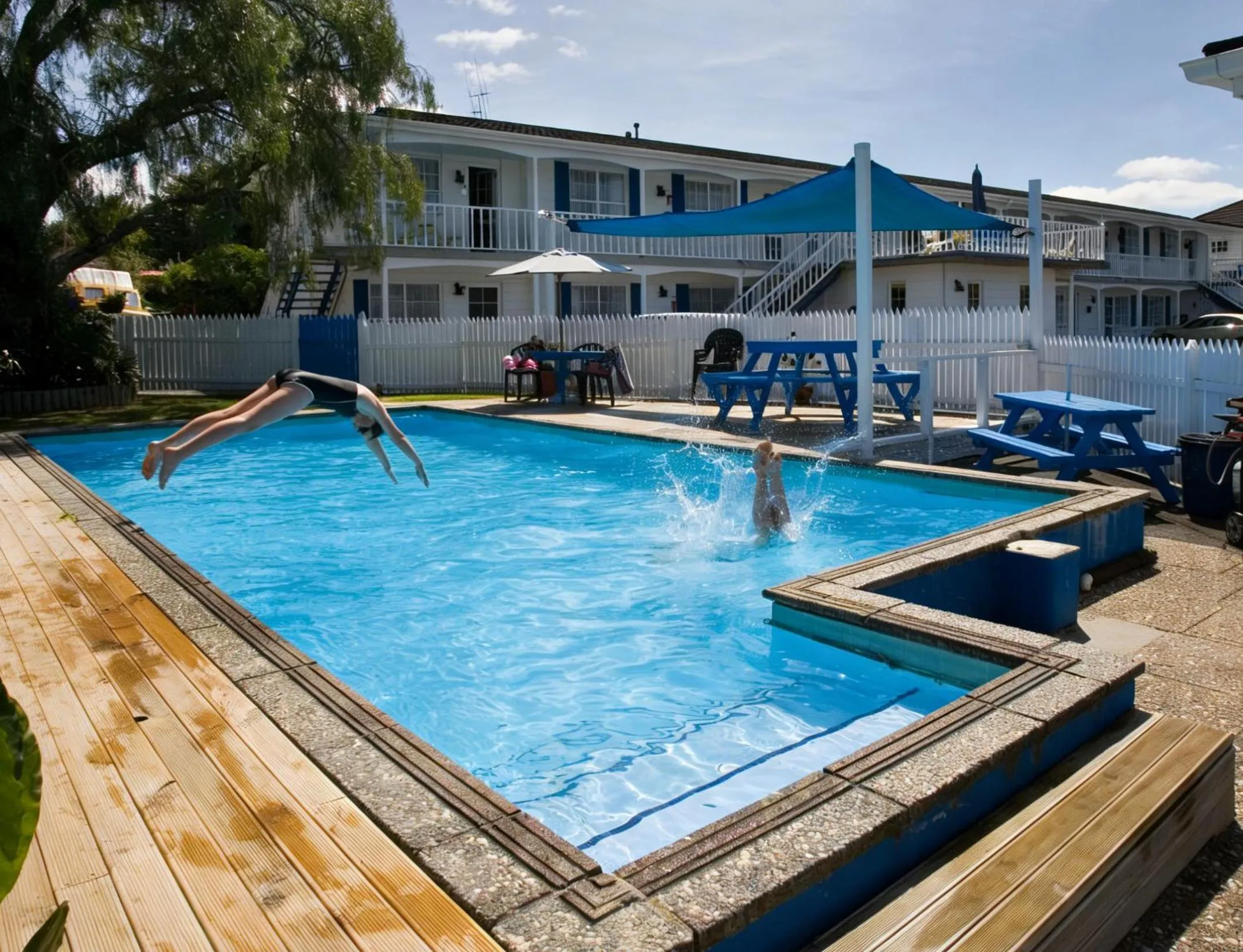 Swimming pool in Boundary Court Motor Inn