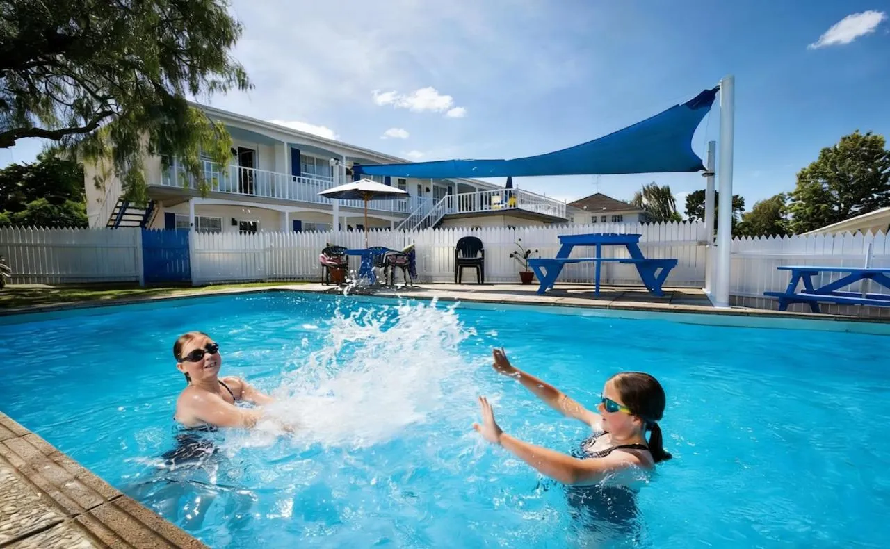 Swimming pool in Boundary Court Motor Inn