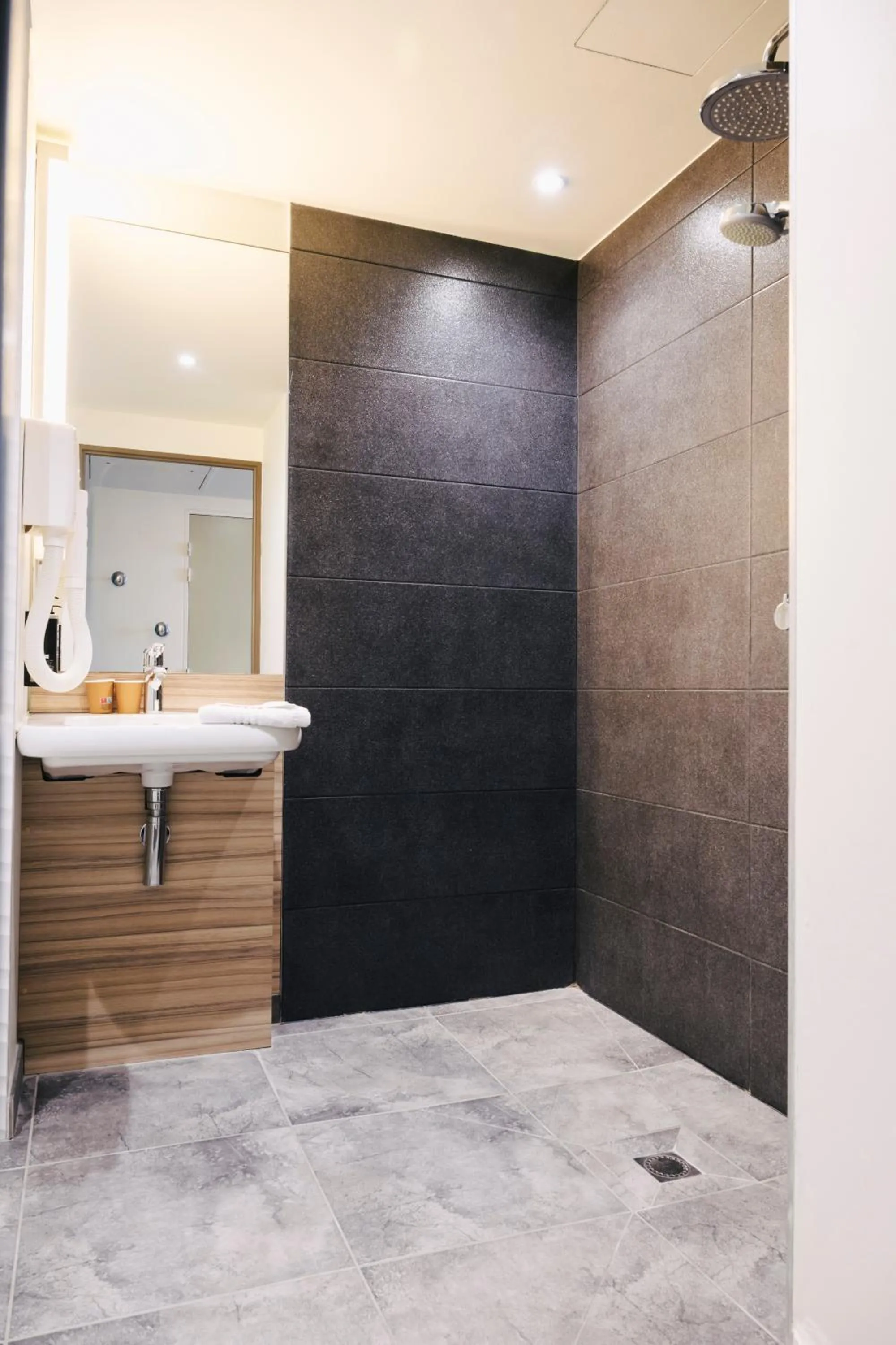 Bathroom in Ibis Rouen Centre Rive Gauche Mermoz