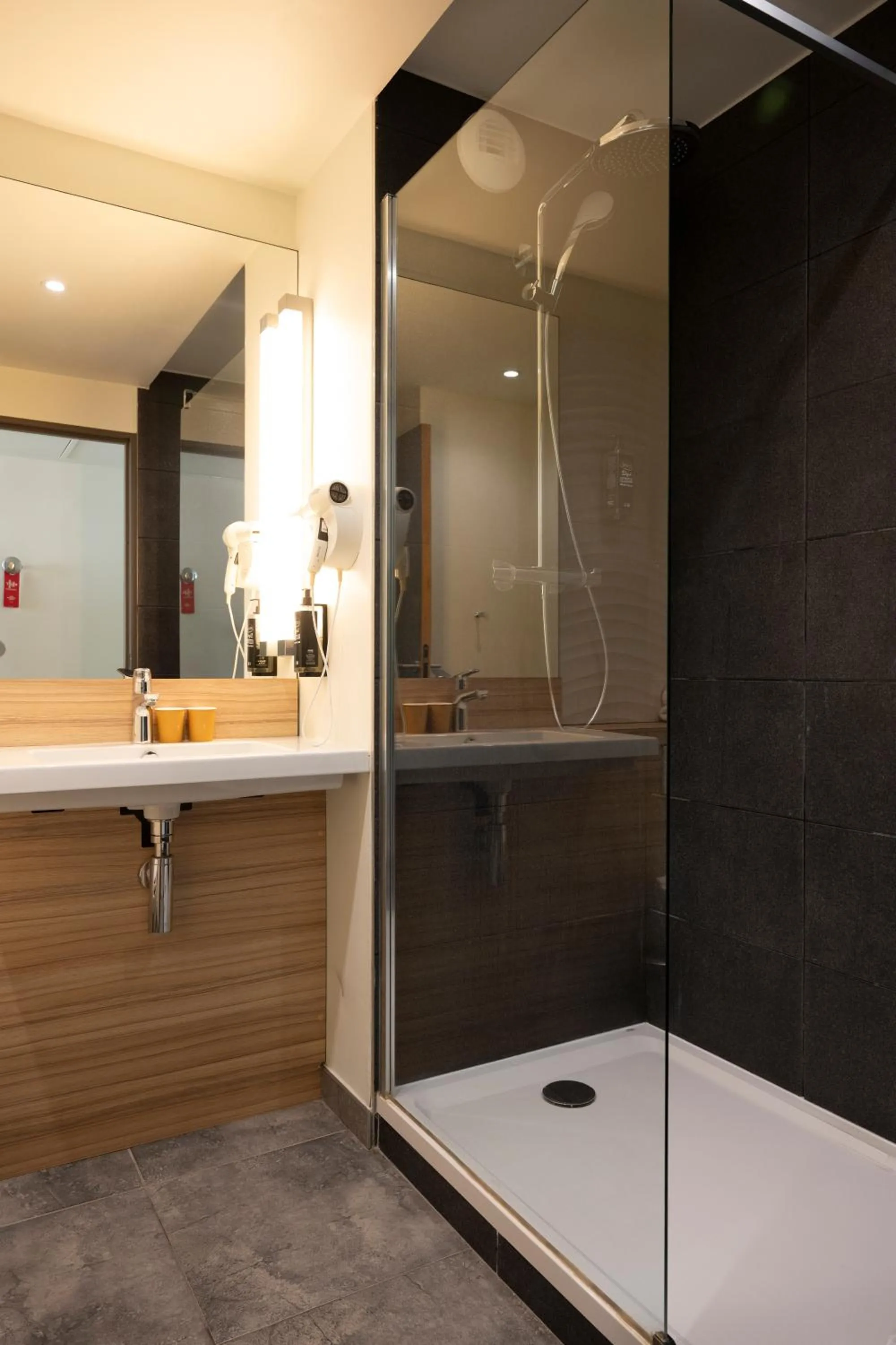 Bathroom in Ibis Rouen Centre Rive Gauche Mermoz