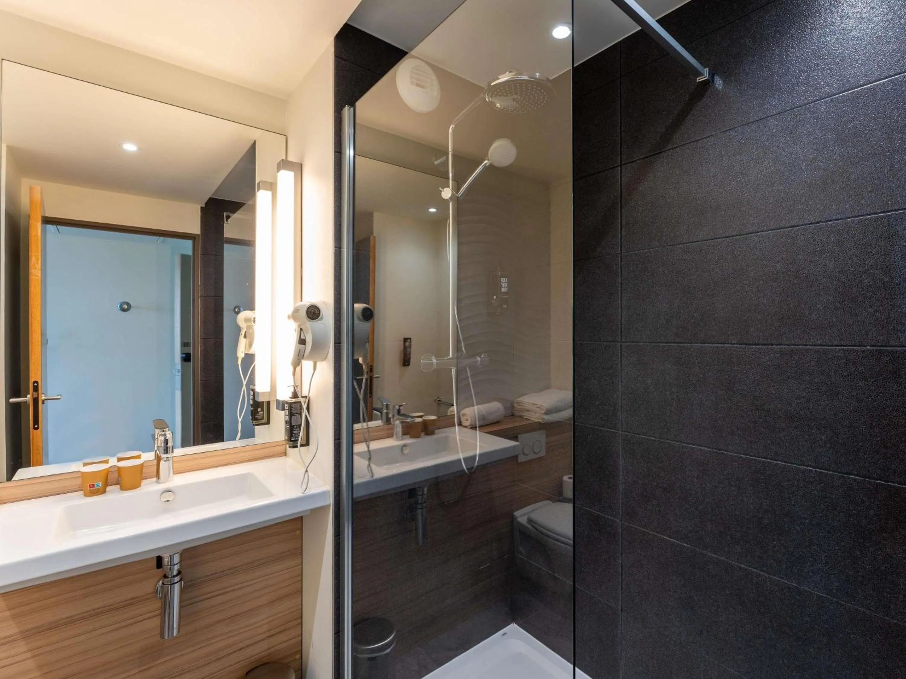 Bedroom in Ibis Rouen Centre Rive Gauche Mermoz