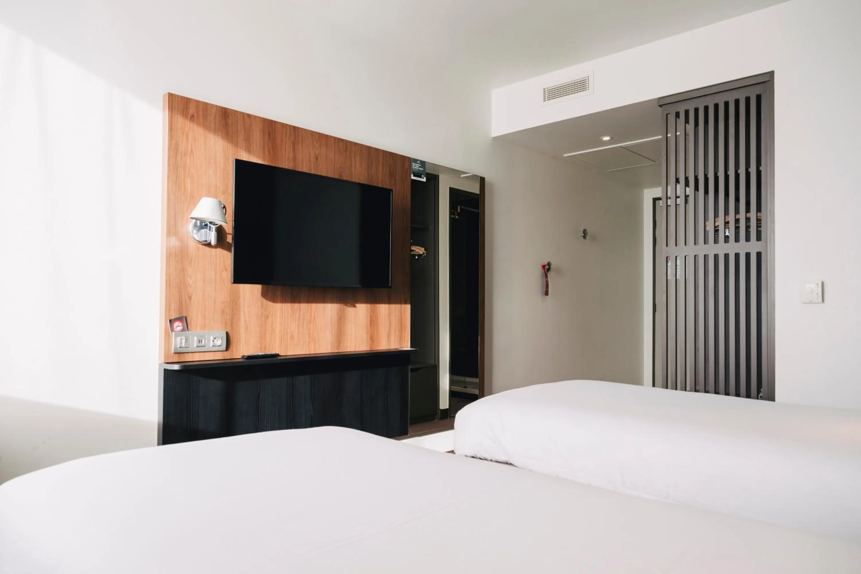 Photo of the whole room, Bed in Ibis Rouen Centre Rive Gauche Mermoz