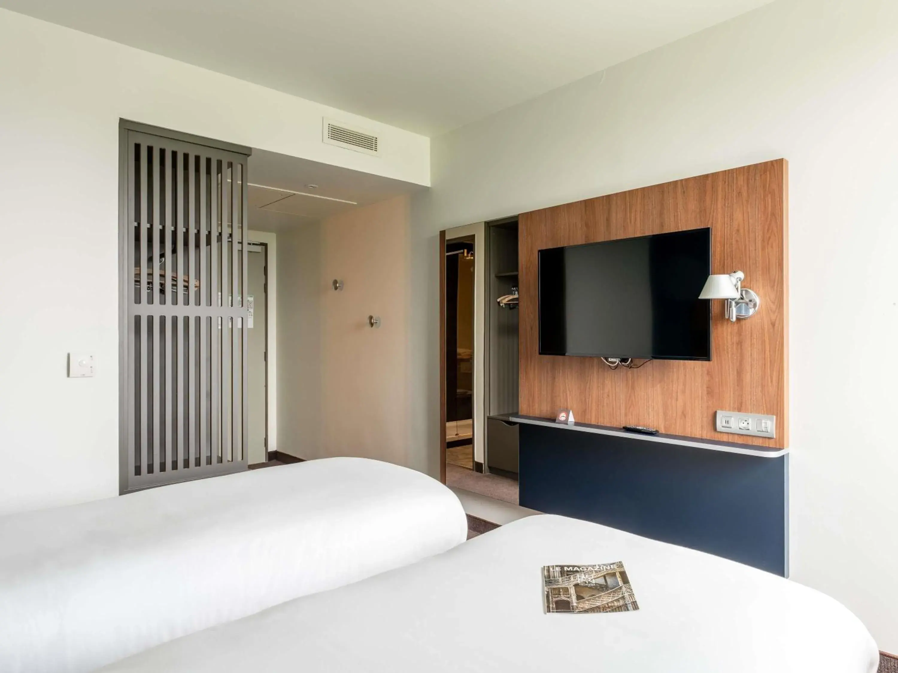 Bedroom, Bed in Ibis Rouen Centre Rive Gauche Mermoz Bedroom, Bed in Ibis Rouen Centre Rive Gauche Mermoz