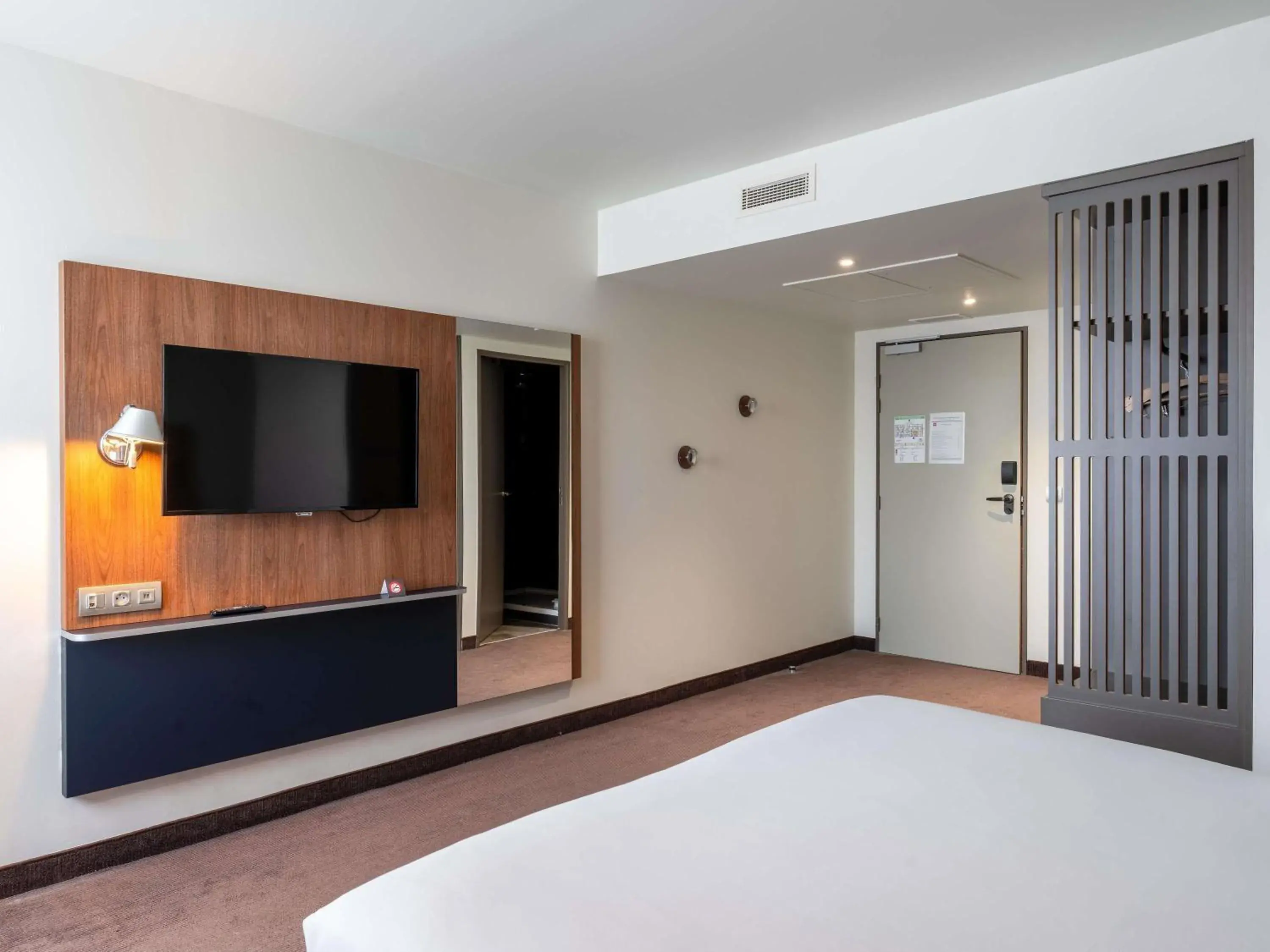 Bedroom, Bed in Ibis Rouen Centre Rive Gauche Mermoz Bedroom, Bed in Ibis Rouen Centre Rive Gauche Mermoz