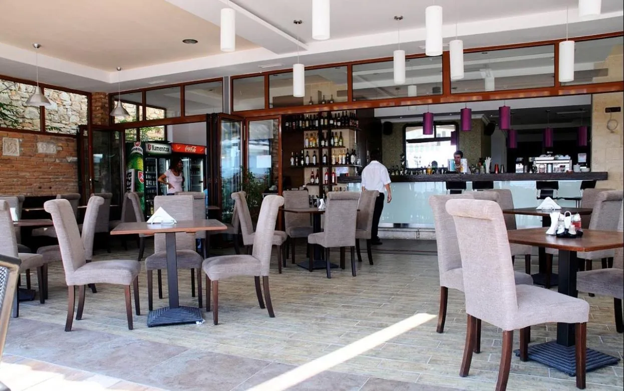 Restaurant/places to eat in Selena Hotel