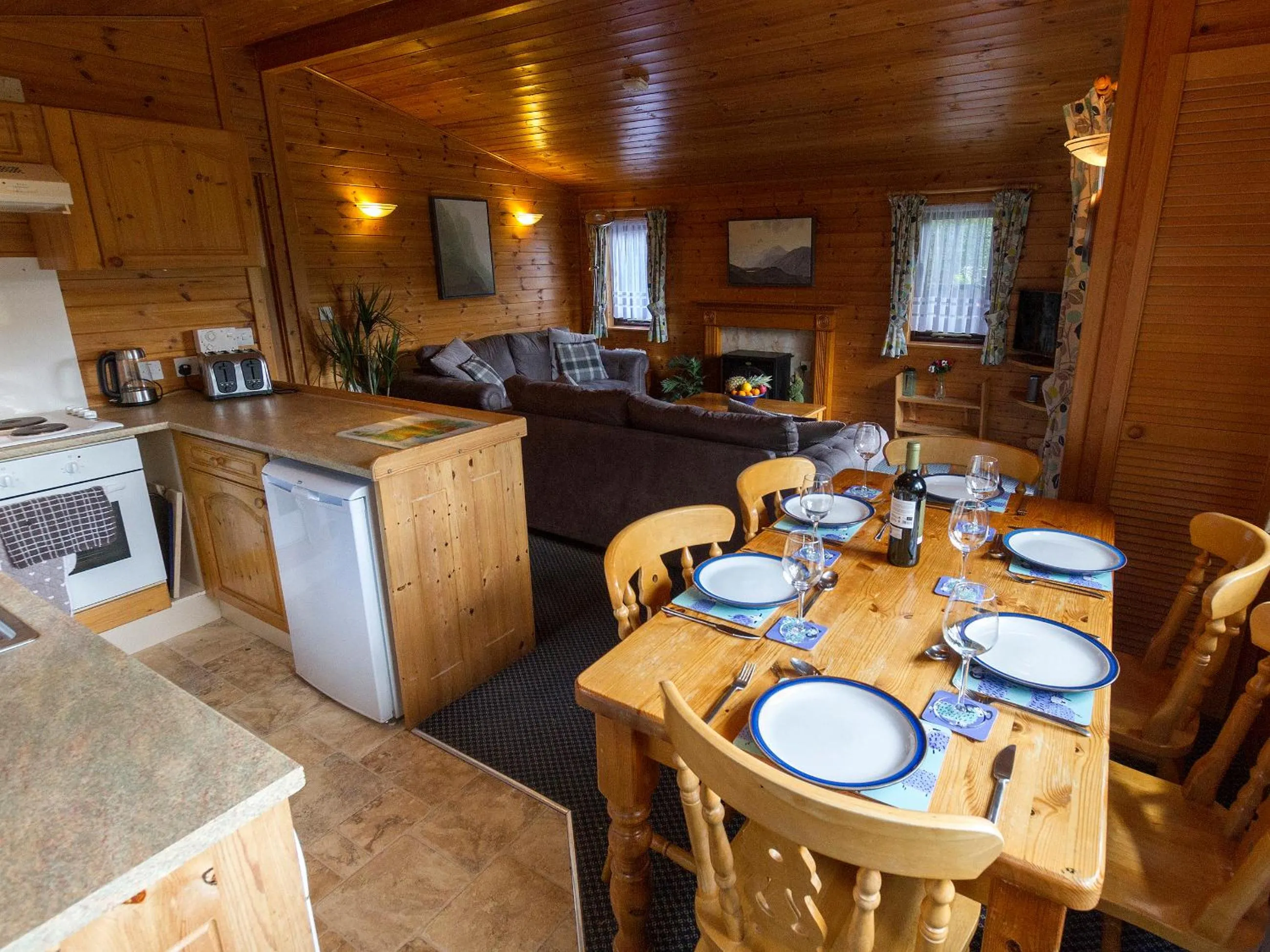Dining area in Whiteside Lodge At Burnside Park